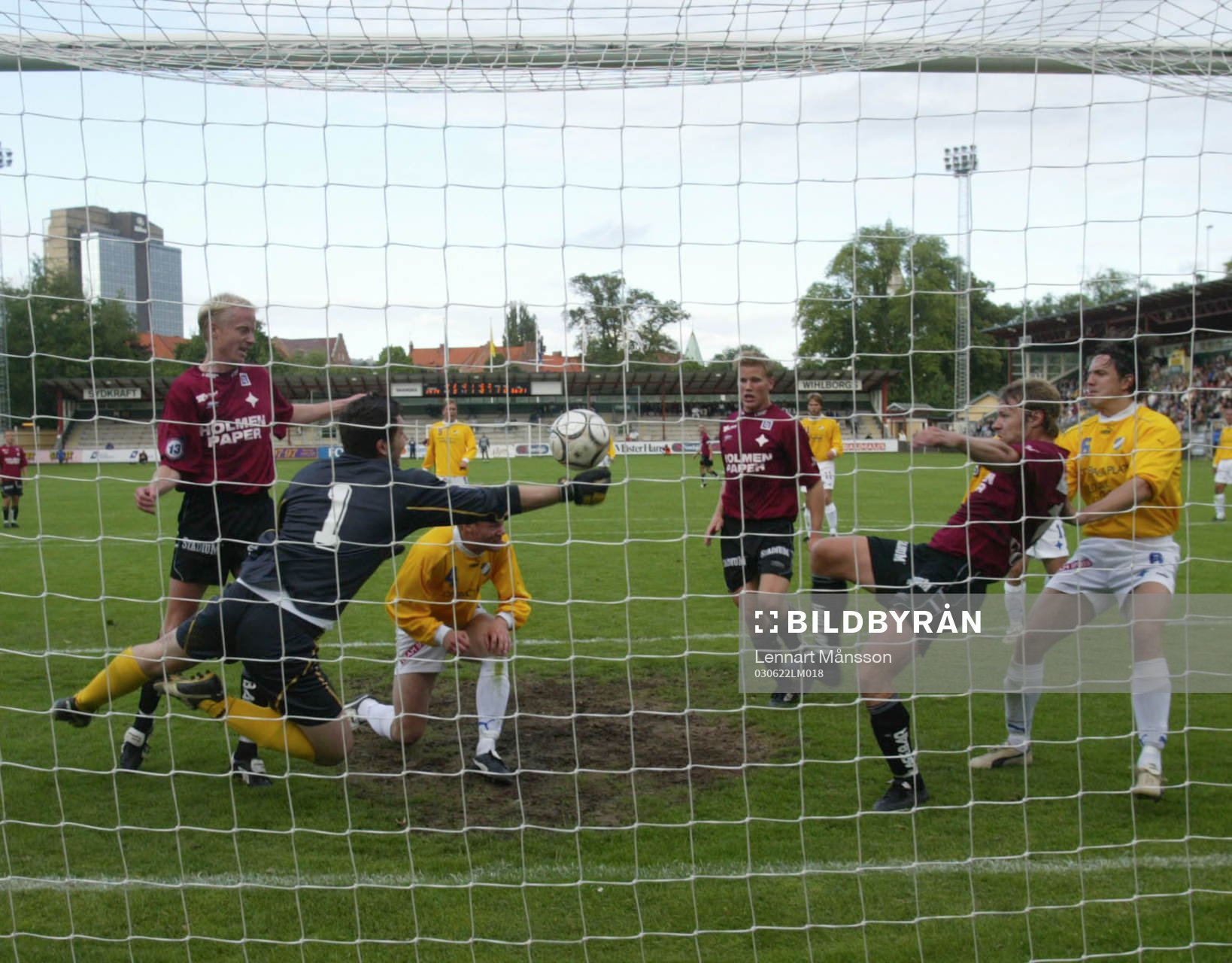   de båda målskyttarna anfaller  Mattias Filipanics, målvakt, Malmö,  Niclas Fredriksson, 3 mål och Antti Sumiala. Filipanics räddar på mållinjen.