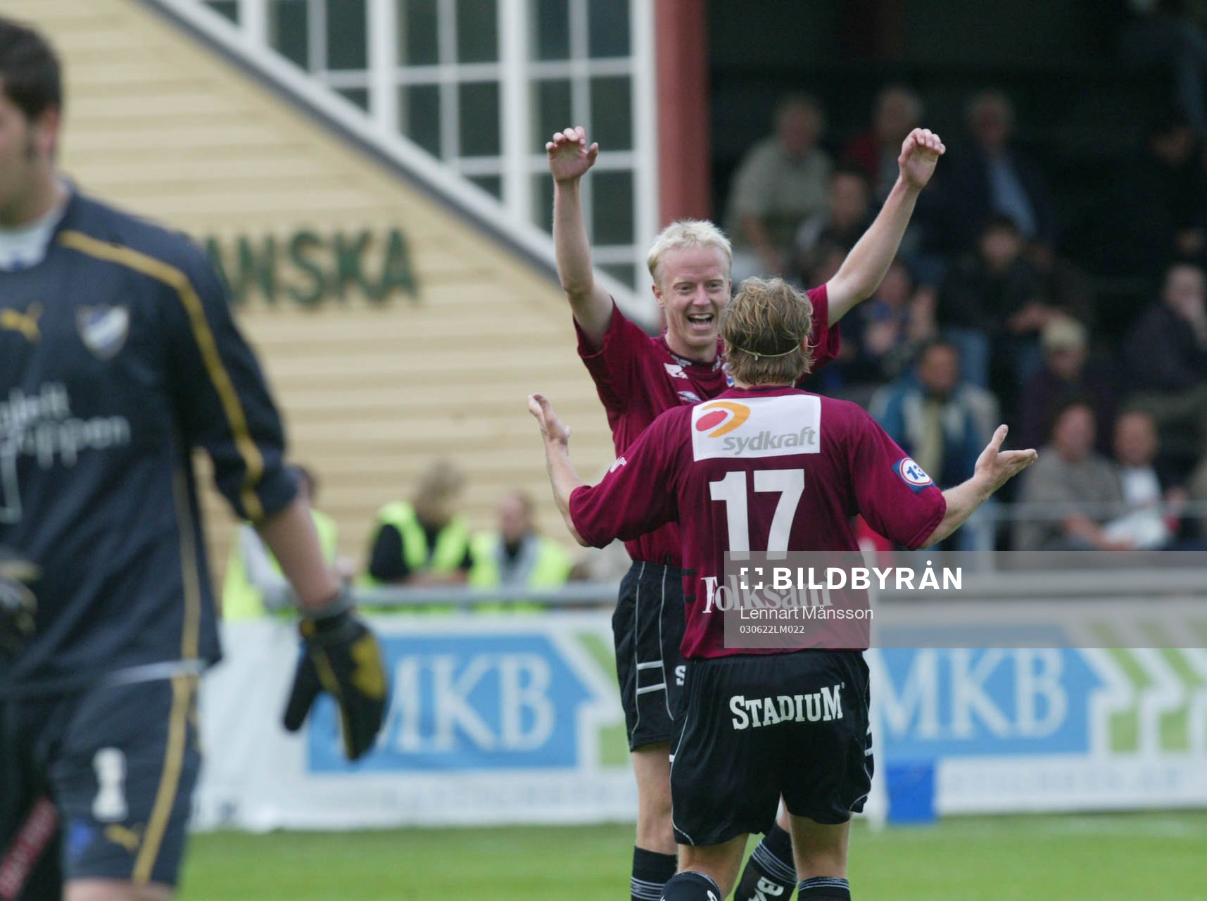 3-målsskytten Niclas Fredriksson grattas av