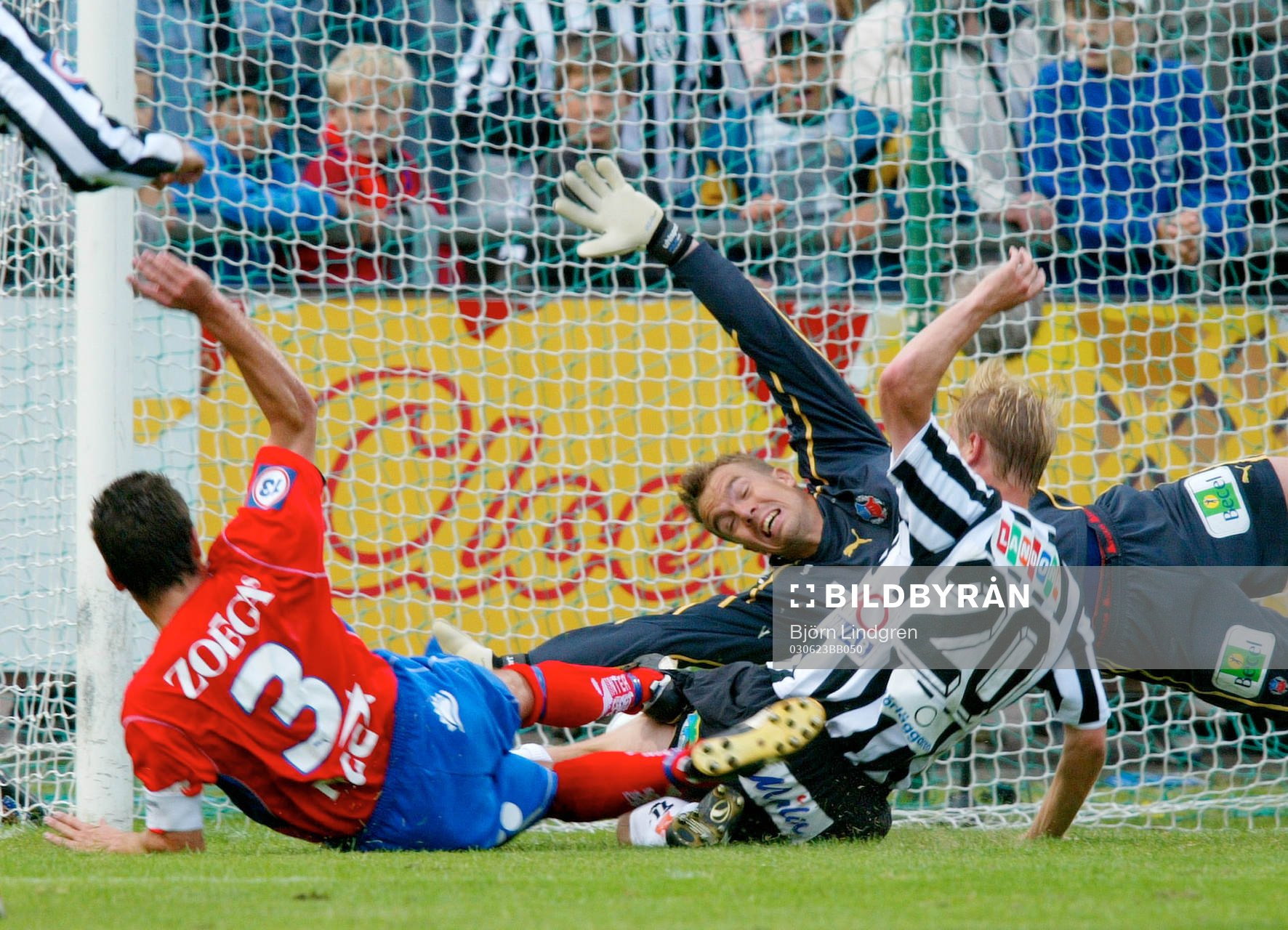 Fredrik Larsson sträcker sig förgäves när Mathias