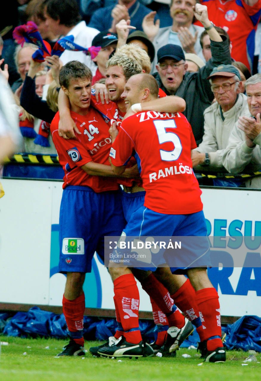 Martin Fribrock och Tommi Grönlund kramar om Mattias