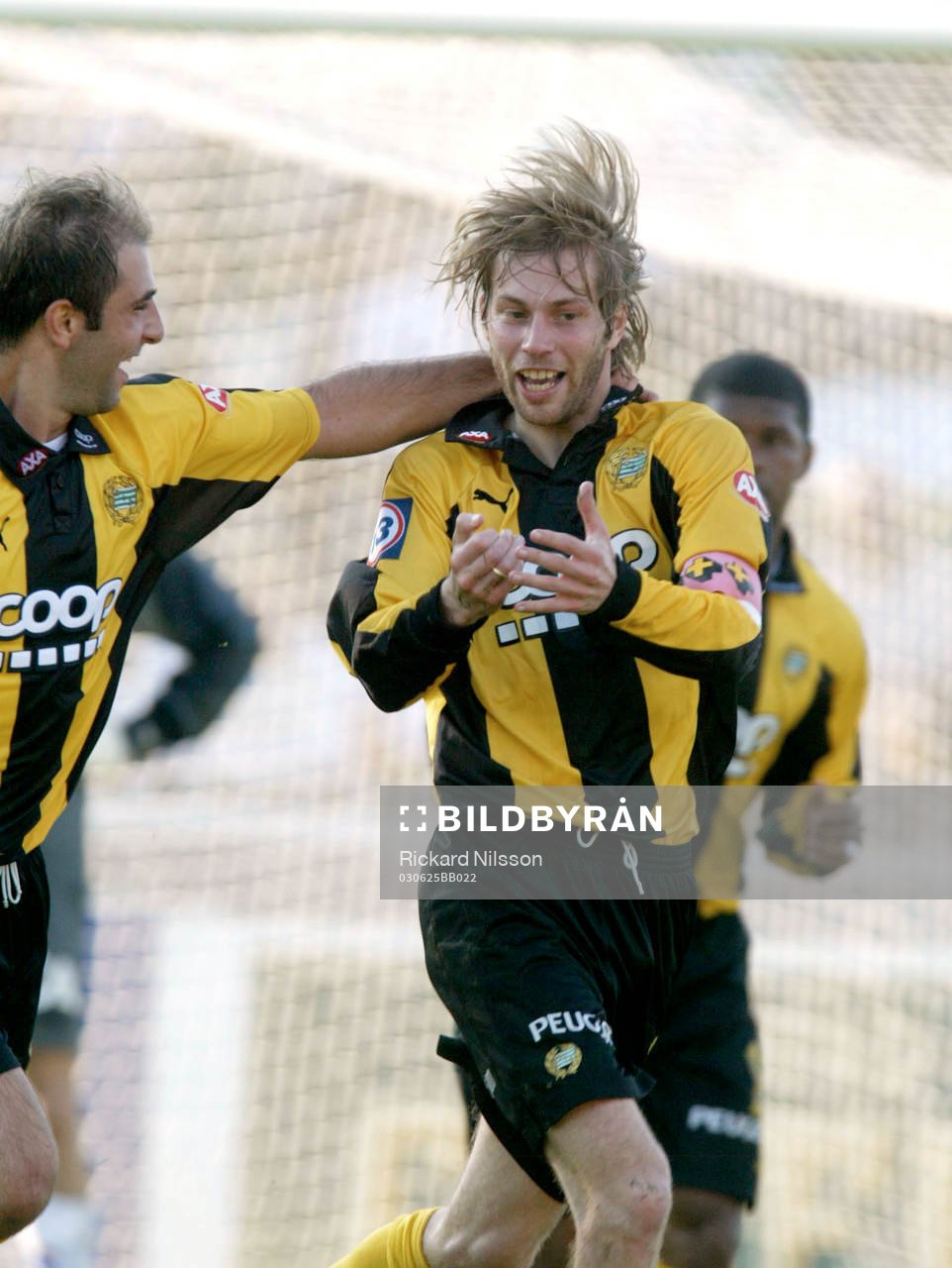 Kennedy Bakircioglu och målskytten Karl-Oskar Fjörtoft,