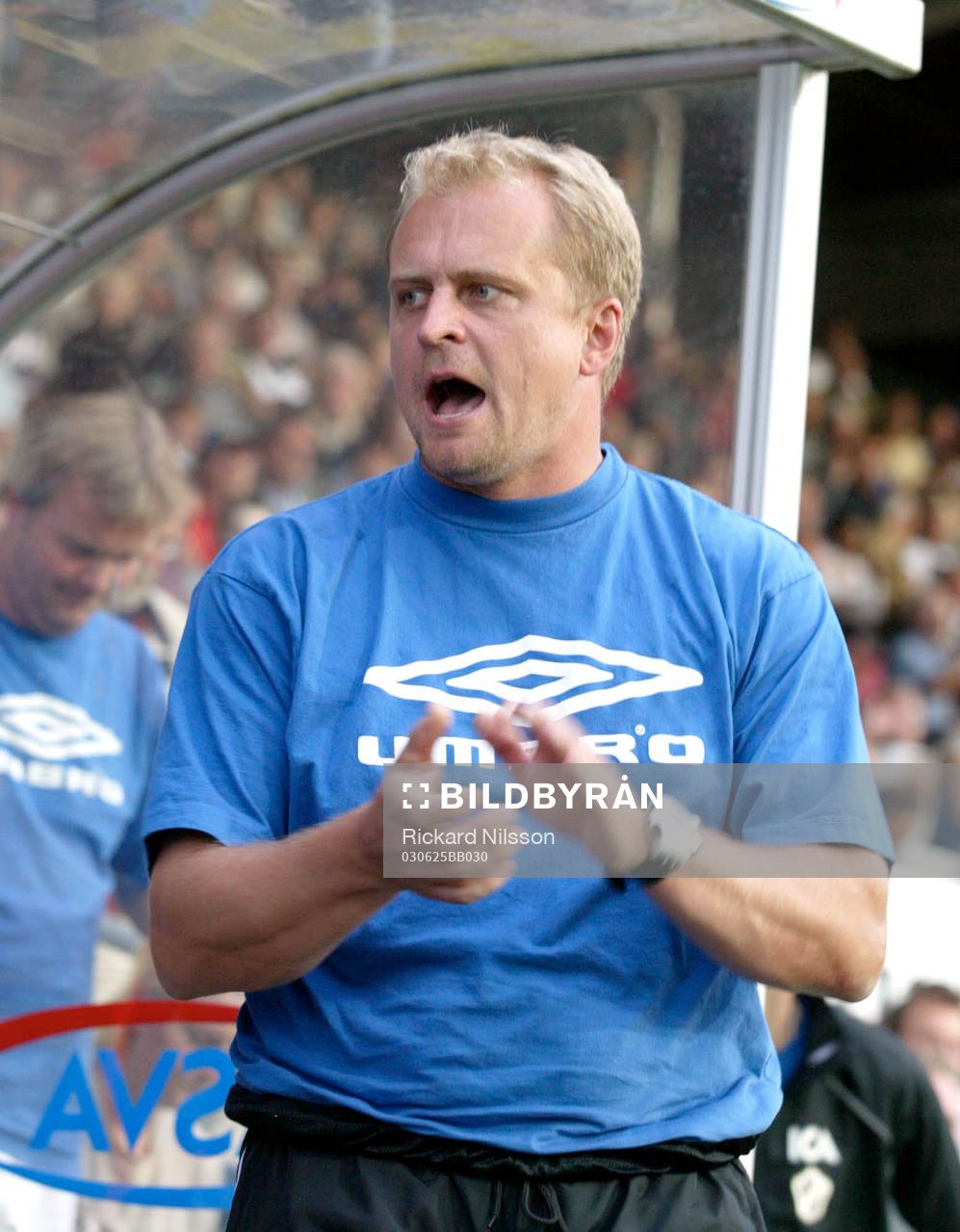 Jonas Thern, tränare Halmstad, applåderar åt sitt lag