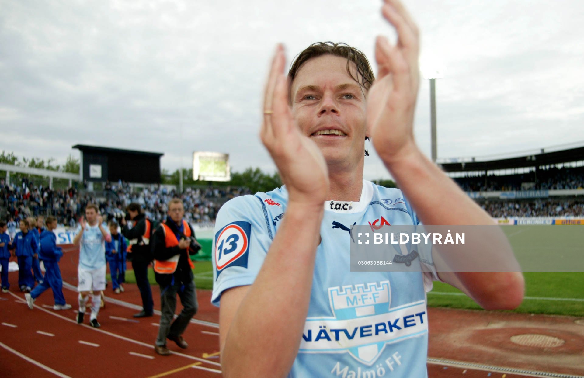 Andreas Yngvesson, tvåmålsskytt, applåderar publiken