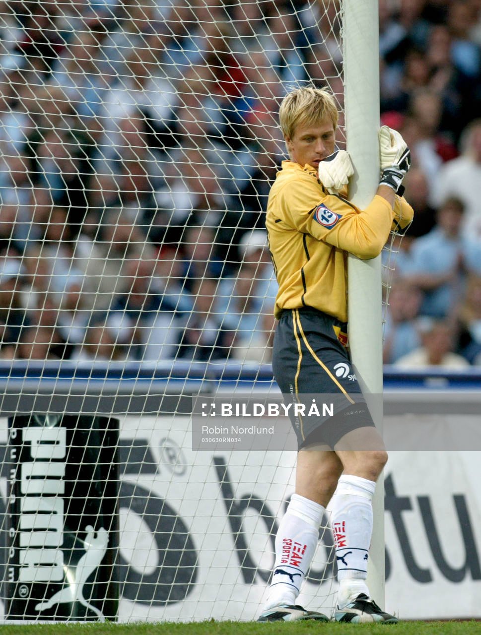 Mattias Asper målvakt, Malmö FF, kramar stolparna