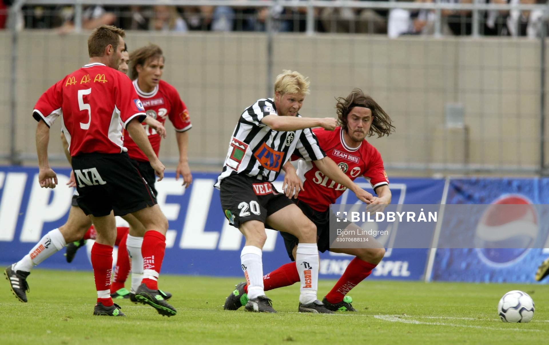 Mathias Eklund, Landskrona omringad av Örebro-spelare,
