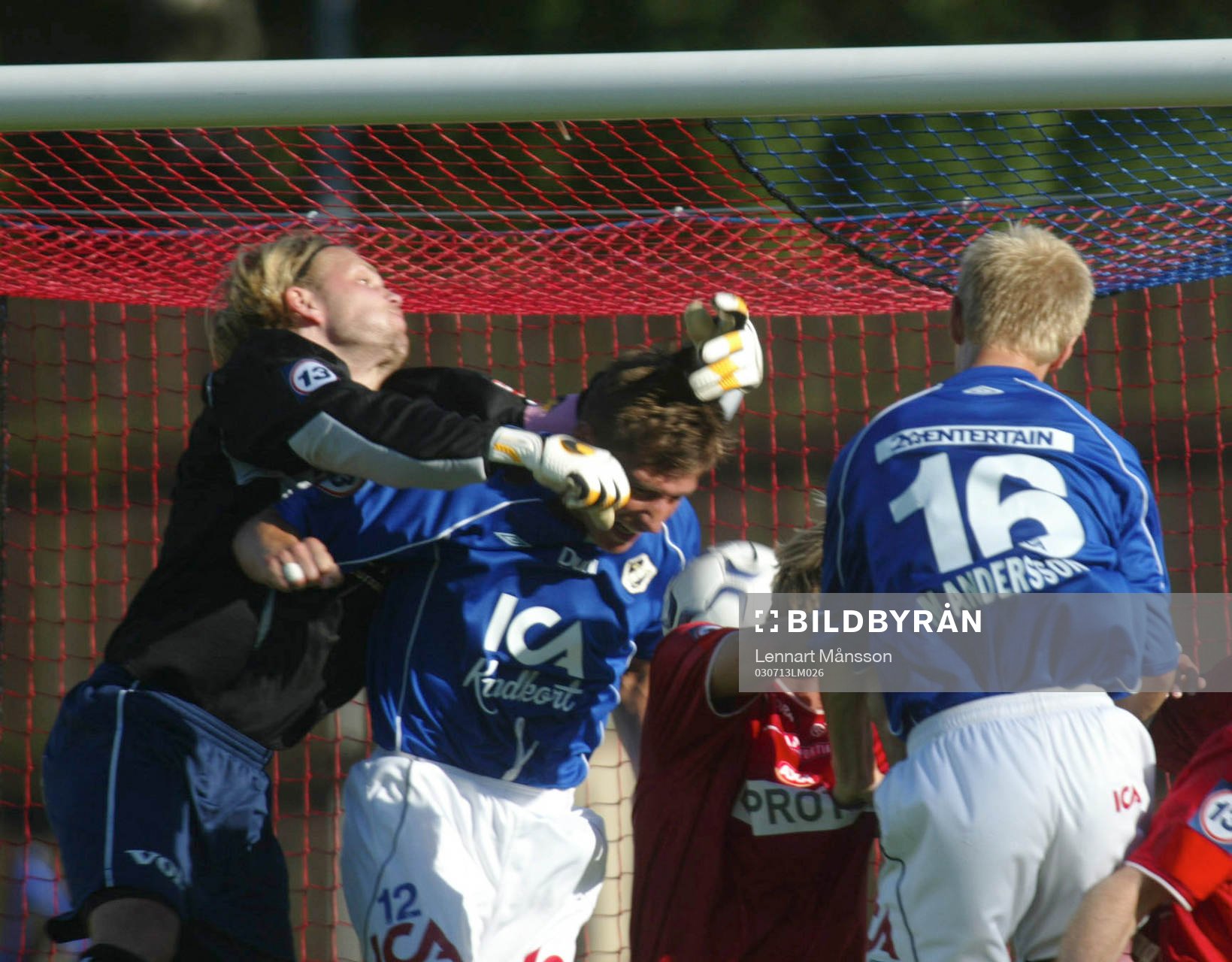Målskytten Magnus Andersson nickar först, sedan trycker