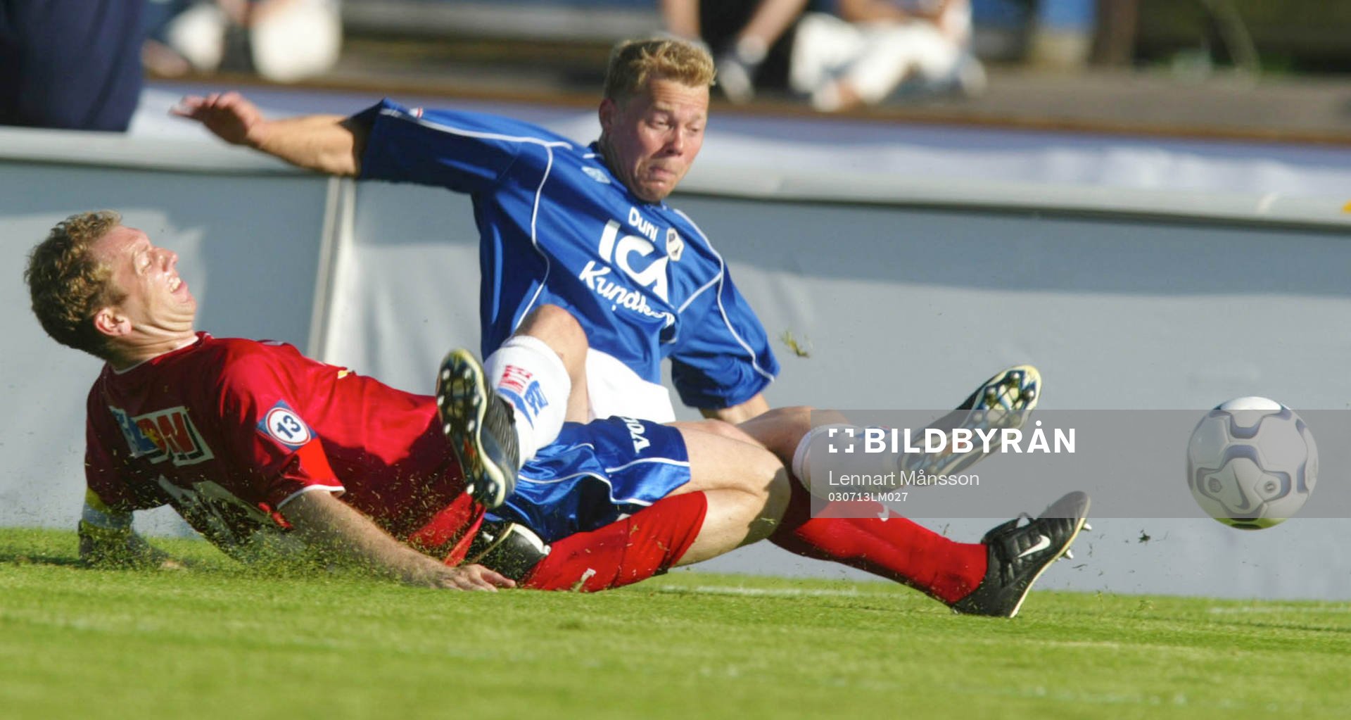  Straff, eller... Fredrik Bild stoppar Robert Andersson, domaren friar, men linjedomaren viftar för straff, direkt matchavgörande.