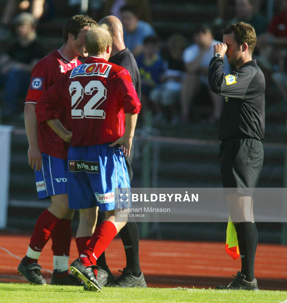  Straff, eller... Fredrik Bild har stoppat Robert Andersson, domaren friar, men linjedomaren Peter Martinsson, Bunkeflostrand,  viftade för straff, direkt matchavgörande.