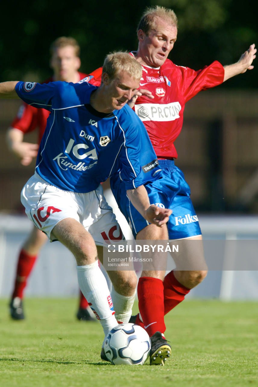  Peter Wibrån attackerar Andreas Johansson.