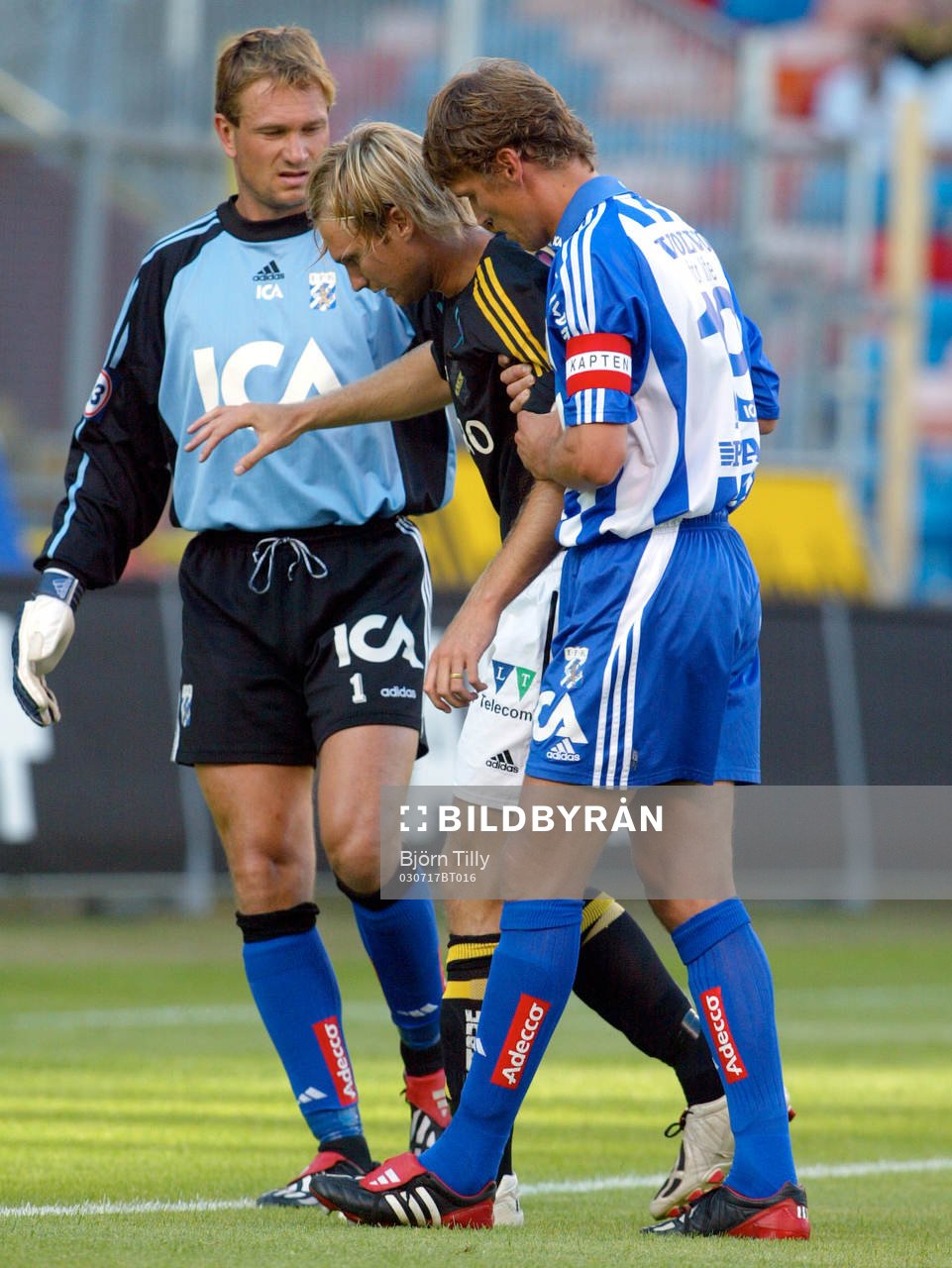 En skadad Andreas Andersson, AIK hjälps av planen