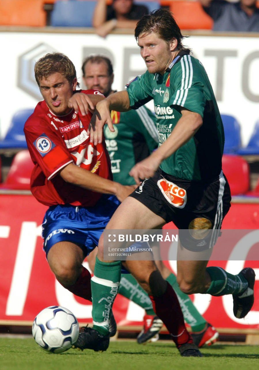  Johan Wallinder, Enköping spelade back här mot Johan Svensson, Öster