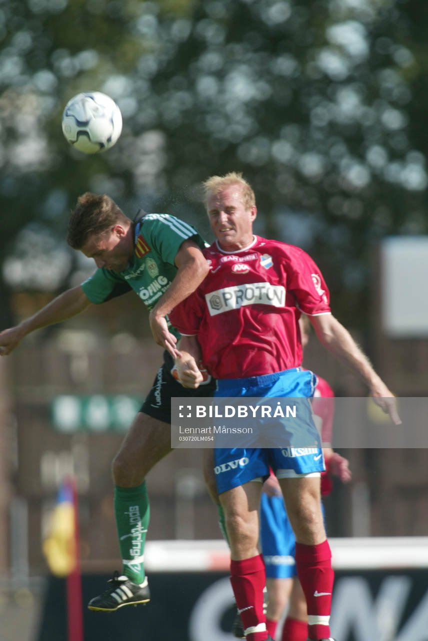 Fotboll, Allsvenskan, Öster - Enköping: Peter Wibrån, Öster och Jonny Rödlund, Enköping
© Bildbyrån - 61293 D - 