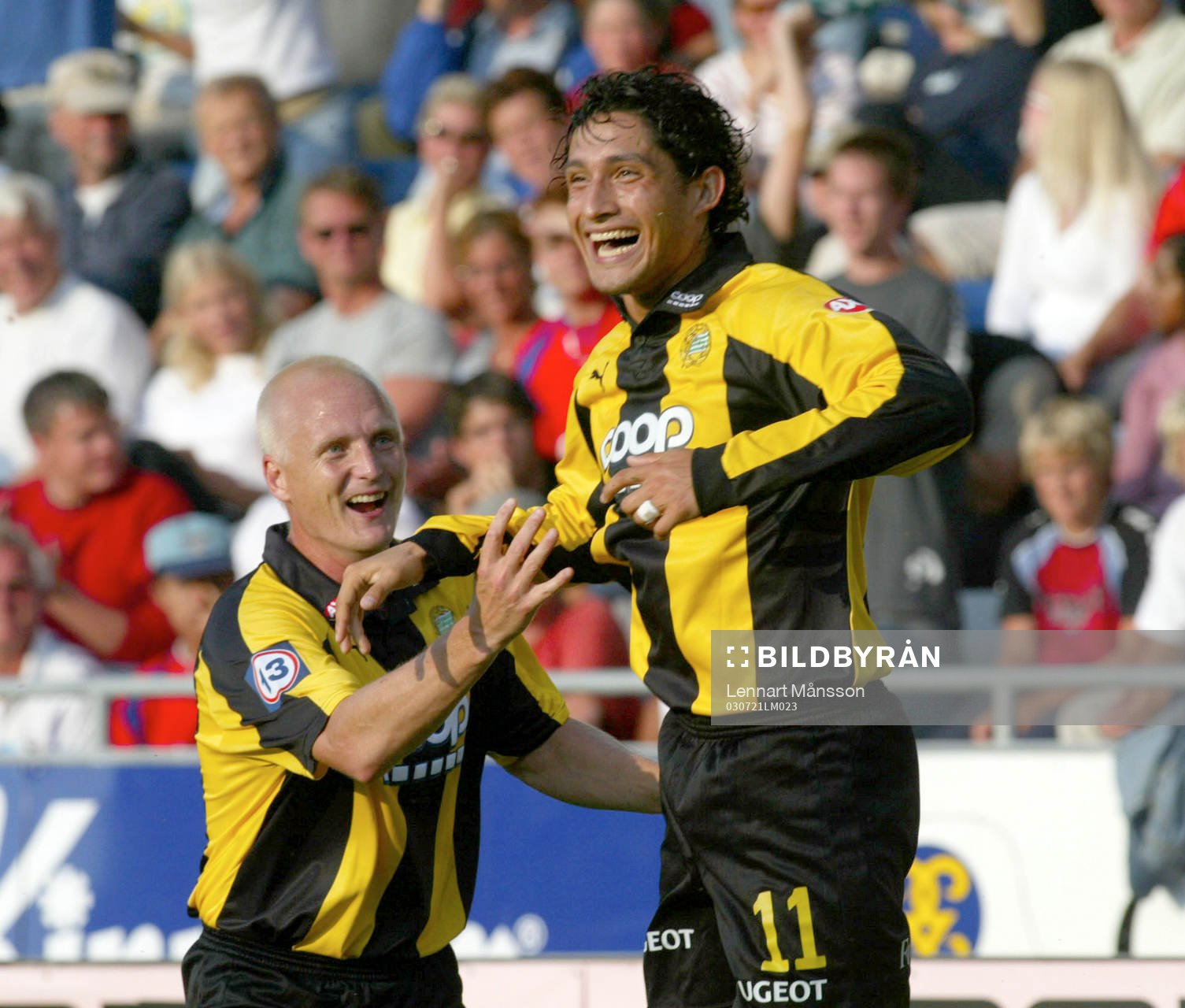 Pablo Pinones-Arce har gjort 0-1 och grattas av Christer