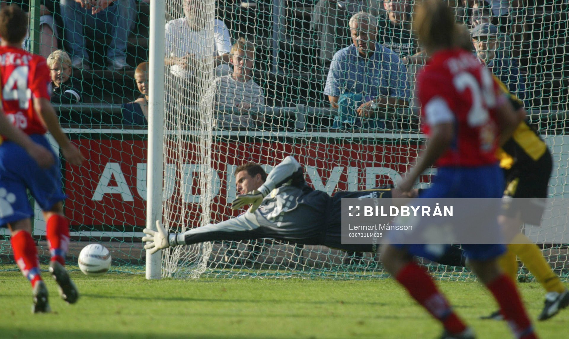 Ante Covic, målvakt,  räddar ett jätteskott