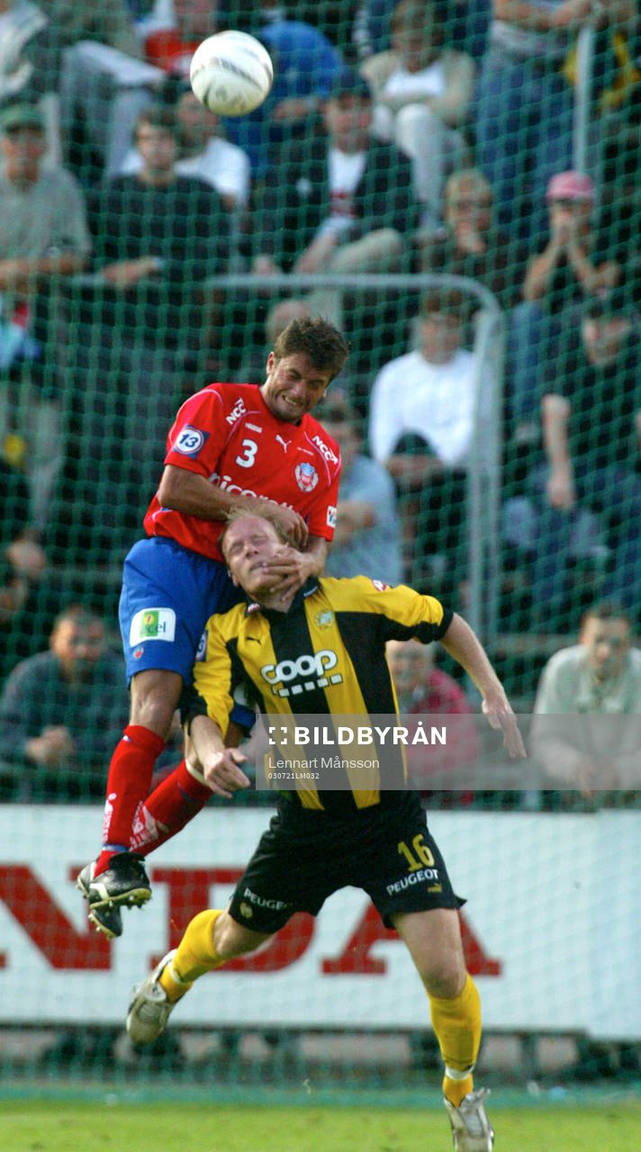 Kennet Rasmusen vrider huvudet på Mikael Andersson