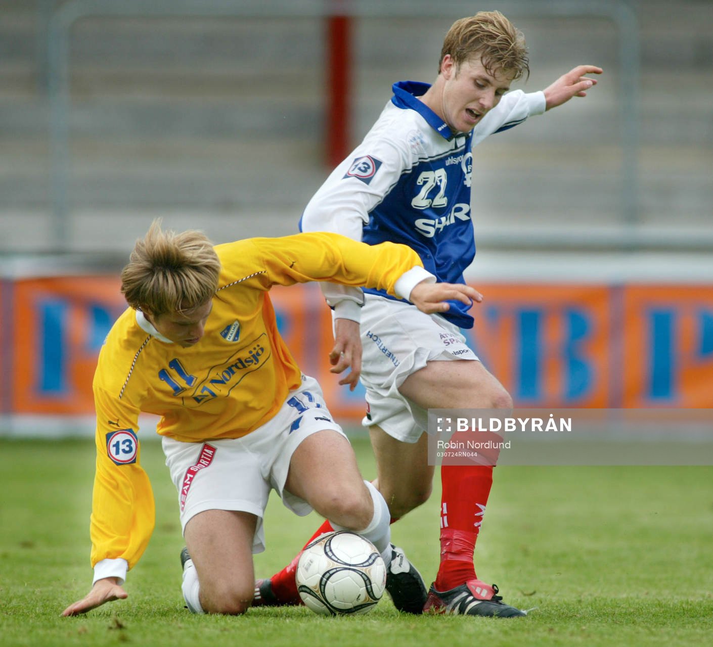 Fotboll, Superettan, IFK Malmö - Åtvidaberg FF: Martin Abrahamsson, Malmö och Daniel Johansson, Åtvidaberg i närkamp. Malmö gick på knä mot Åtvidaberg, förlust med 0-3.