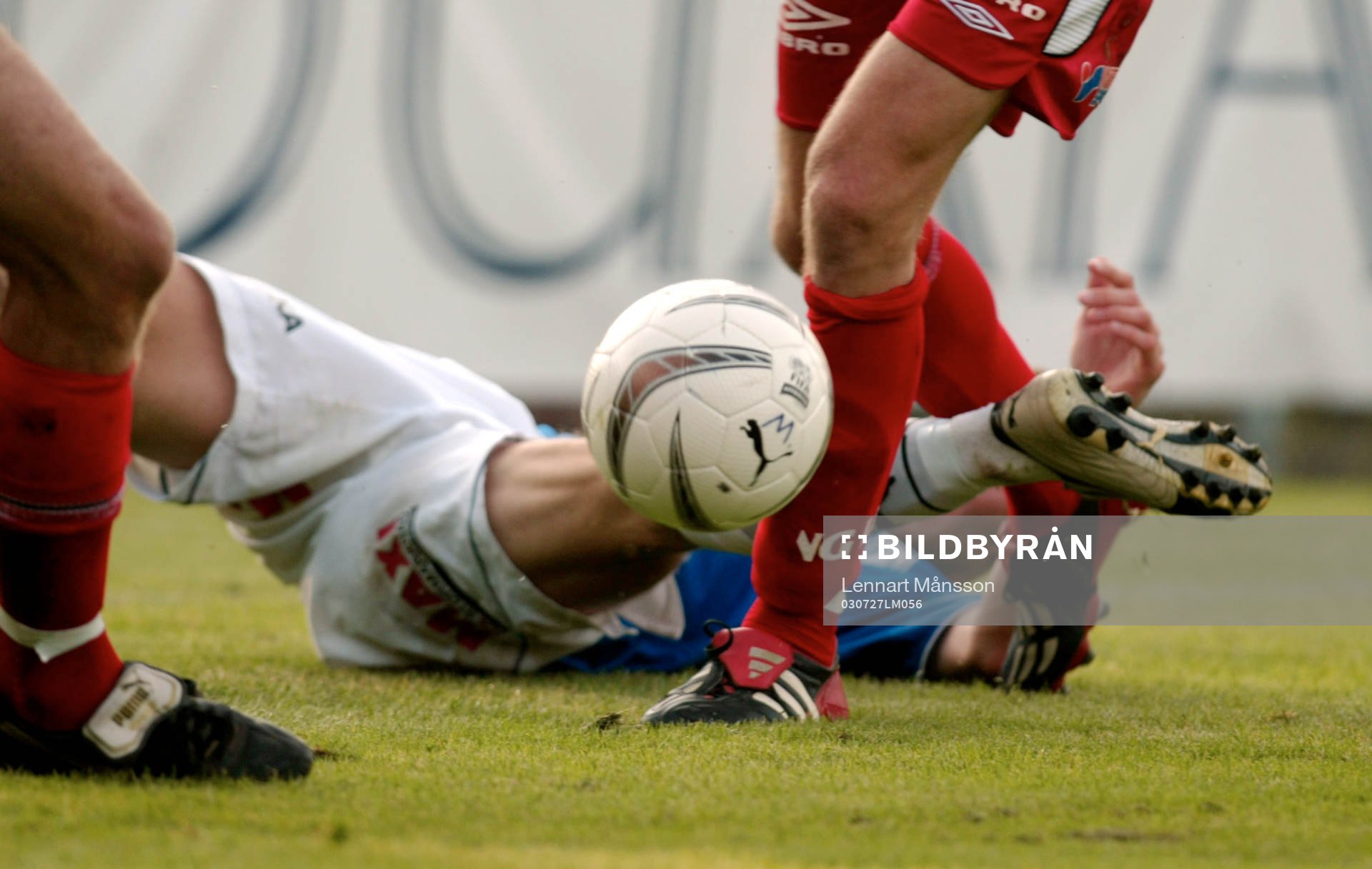 Närkamp, fötter, boll