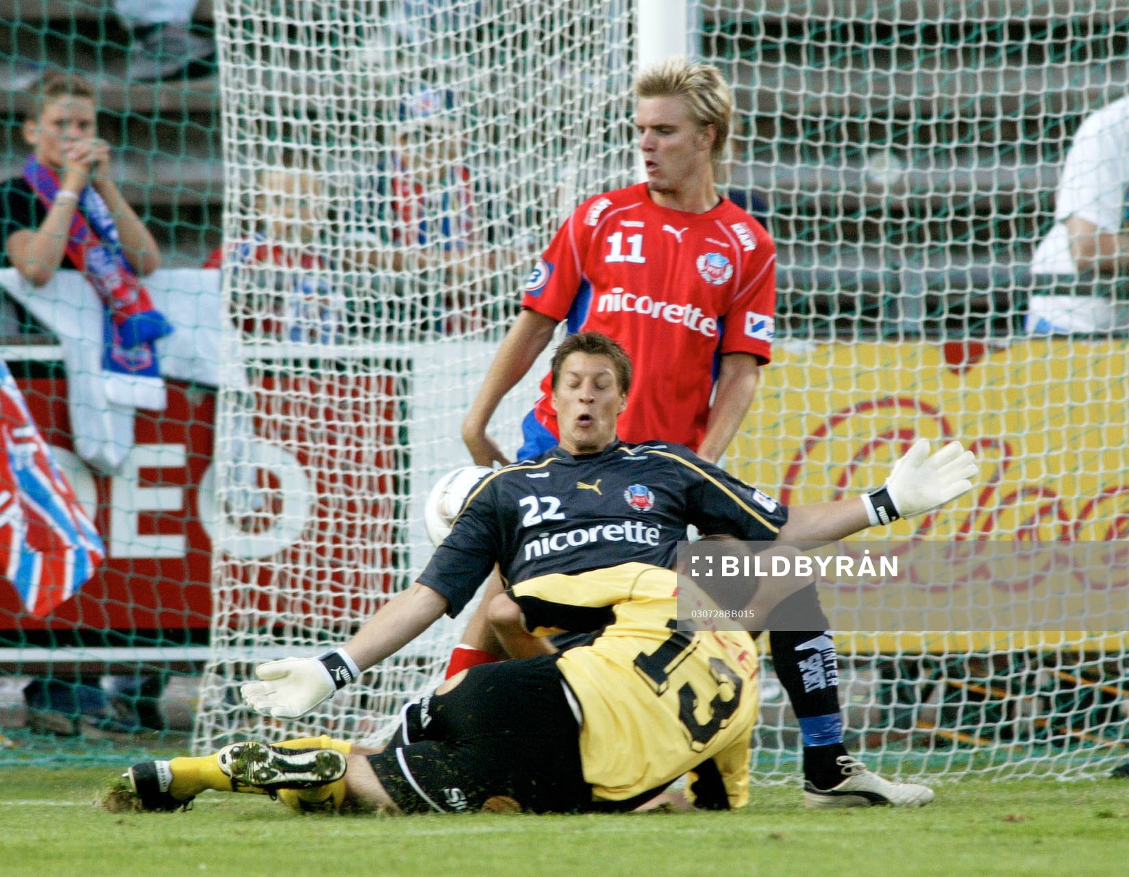 Fotboll, Allsvenskan,  Helsingborg - Elfsborg: Andreas Dahl och Conny Rosén, Helsingborg, skär av vinkeln när Hasse Berggren, Elfsborg ska sätta bollen i nät...