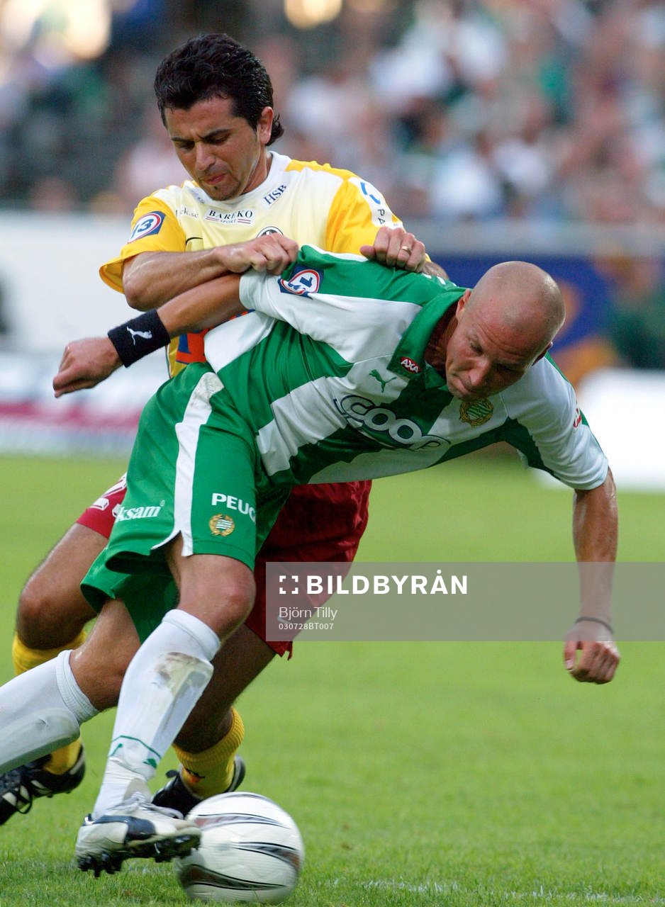 Fotboll, Allsvenskan, Hammarby - Landskrona: Gabriel Ucar, Landskrona gör ner Antti Pohja, Hammarby.