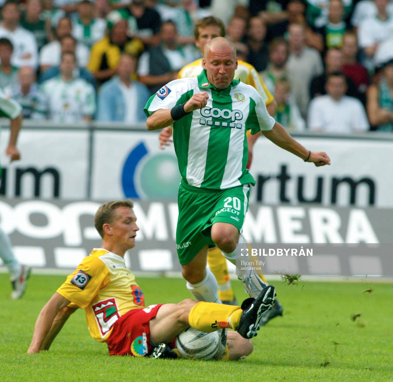 Fotboll, Allsvenskan, Hammarby - Landskrona: Antti Pohja, Hammarby stoppas av Landskrona försvaret.
