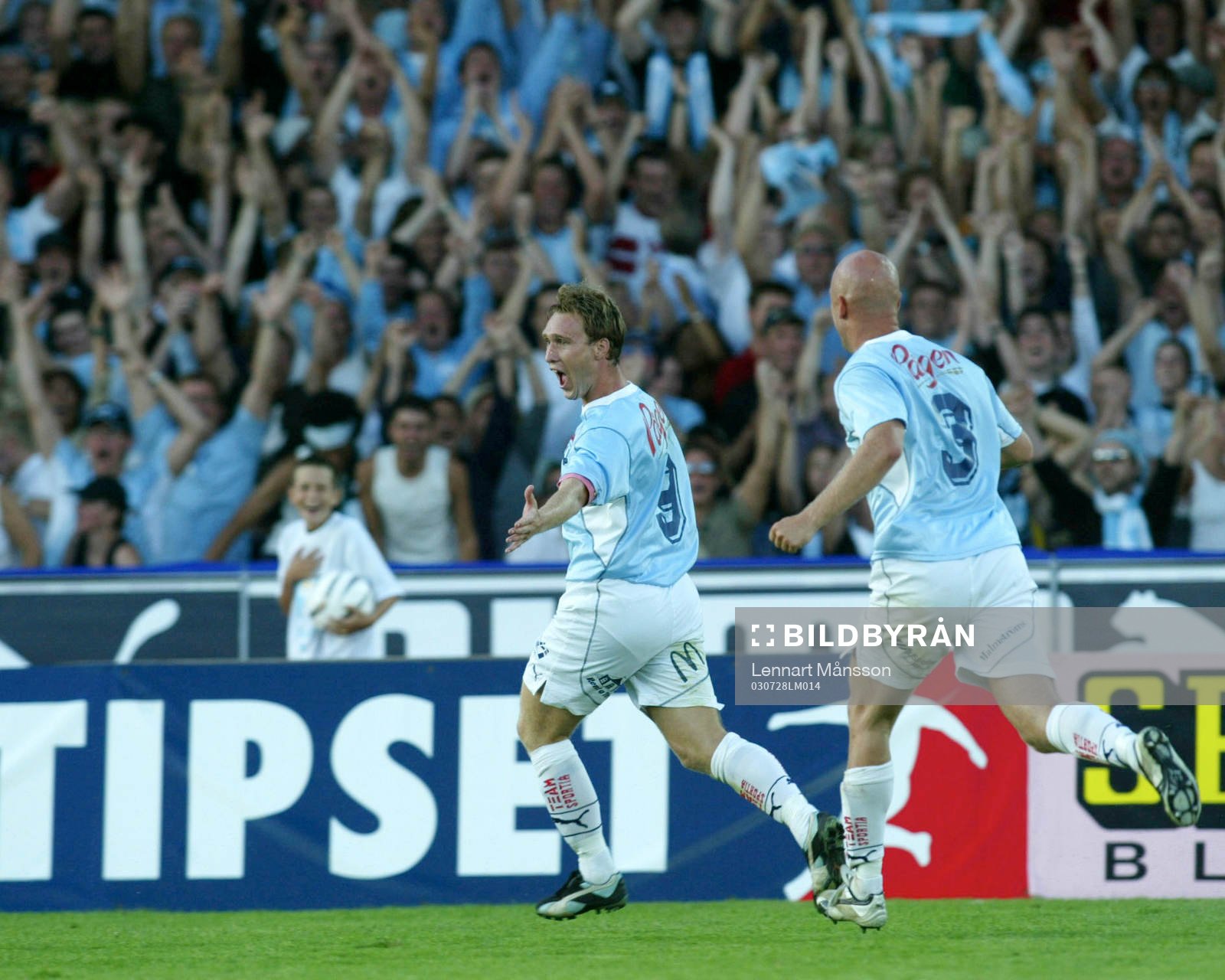 2-målssksytten Niklas Skoog tar emot folkets jubel