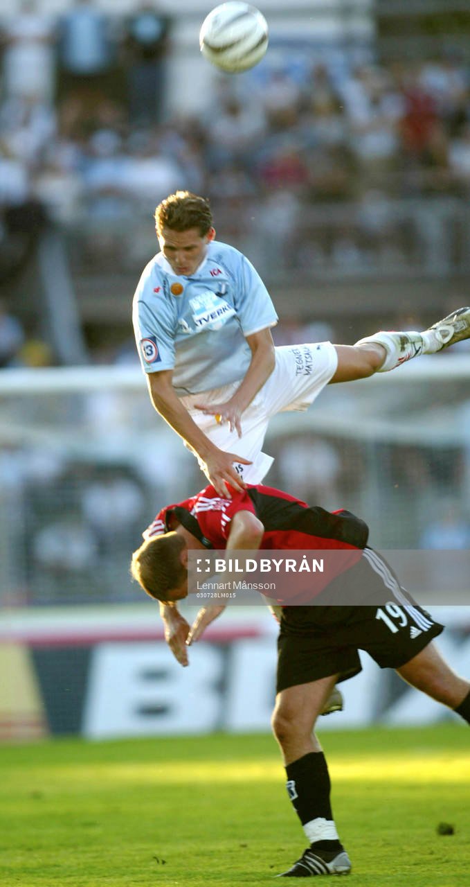 Jon Jönsson flyger över Jonas Wallerstedt
