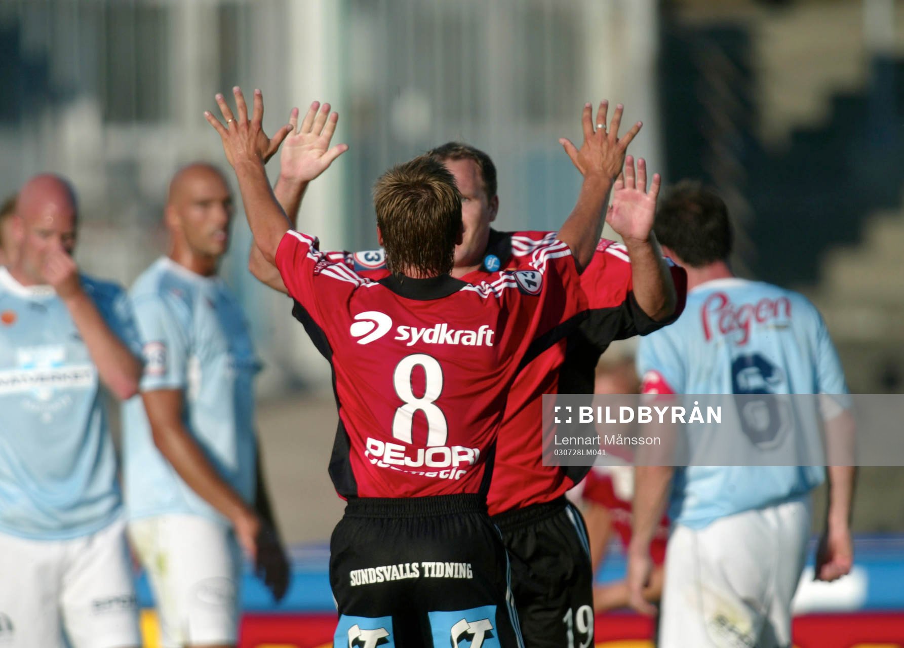  Glädje, sorg, måljubel, Jonas Wallerstedt grattas av Daniel Näsholm.
