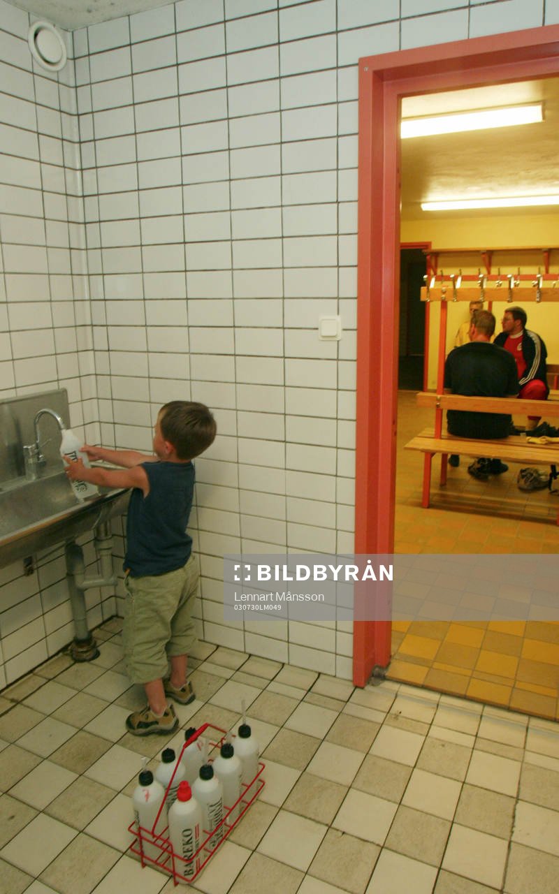 pojke, knatte, vatten, vattenflaska, påfyllning,