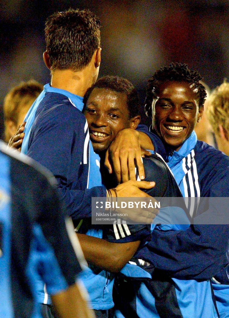 Fotboll, Champions League, kval, Partizan Belgrad - Djurgården: Rene Makondele grattas av Ngabu Bapupa.
