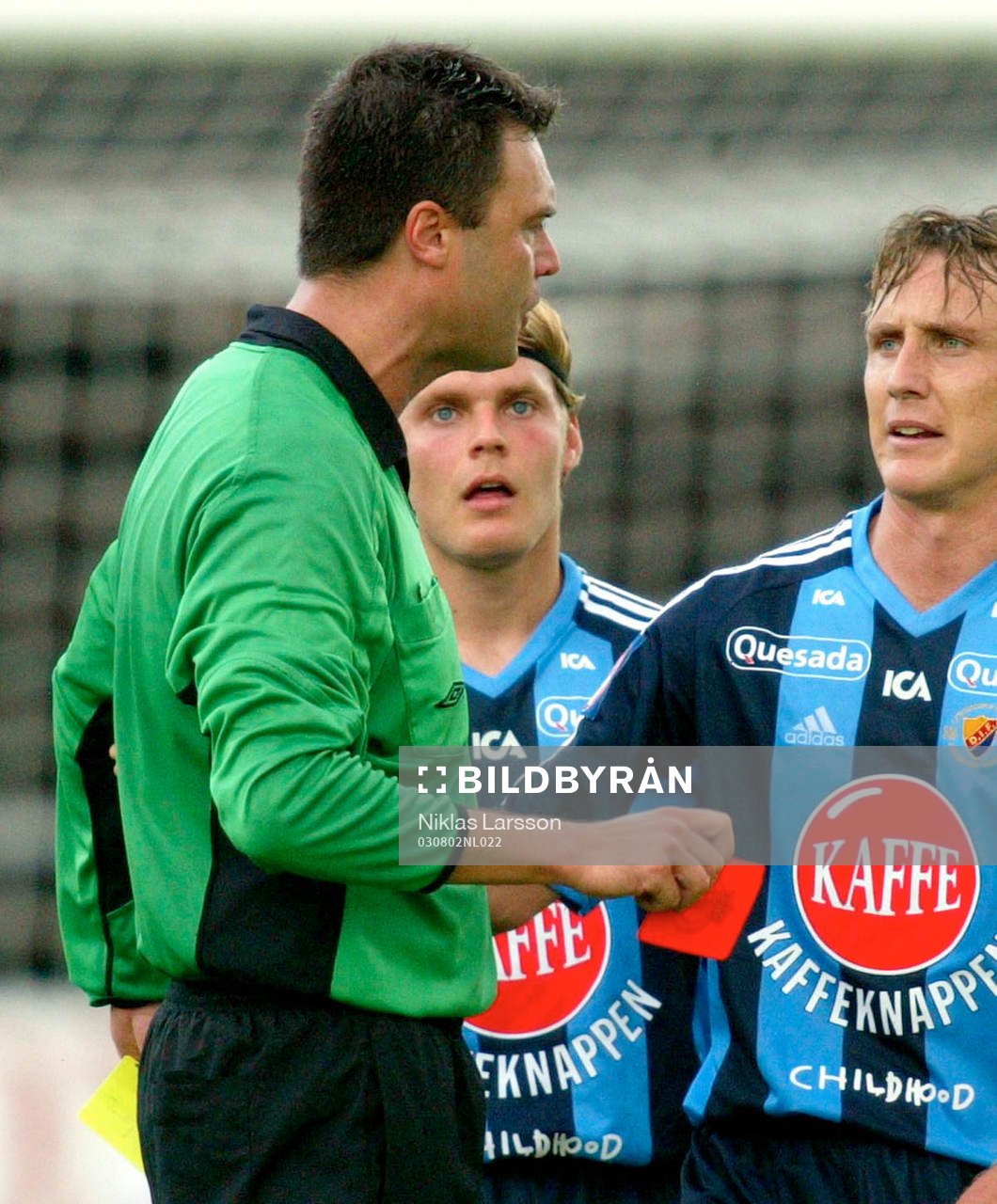 Johan Arneng blir utvisad av domare Martin Ingvarsson