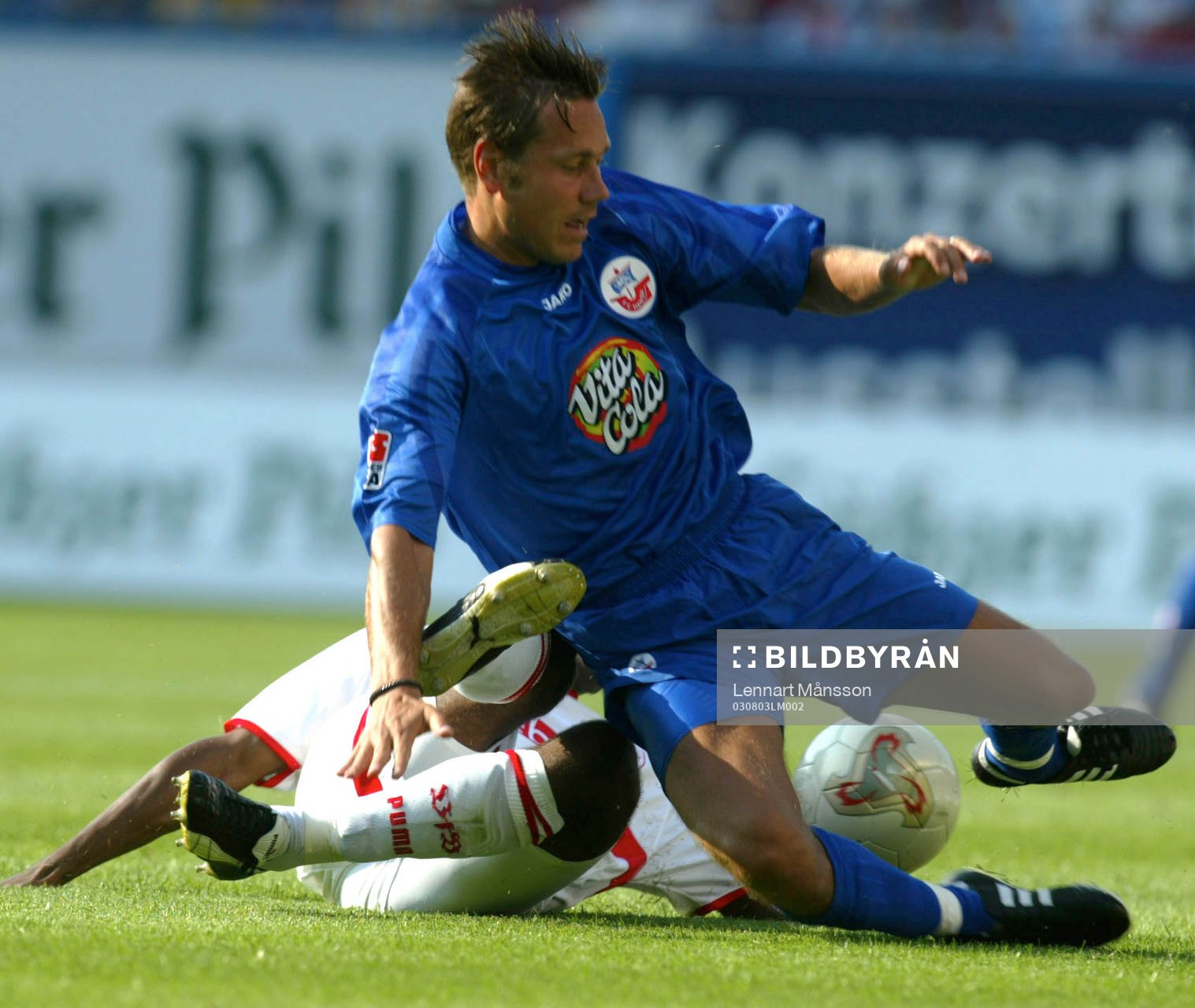 Fotboll, Bundesliga, Hansa Rostock - Stuttgart: Marcus Lantz kapas av en Stuttgart-spelare.
