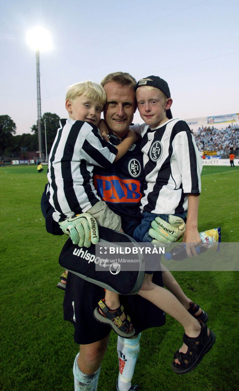 BoIS-keepern Mats Svensson som höll nollan, grattas av