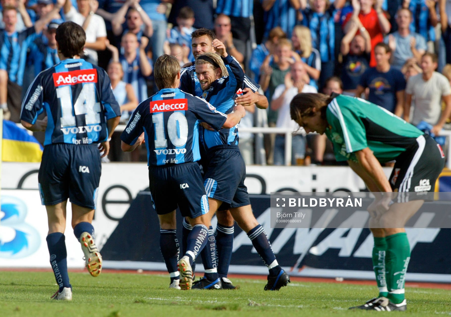 Jesper Blomqvist jublar med andra Djurgårdsspelare