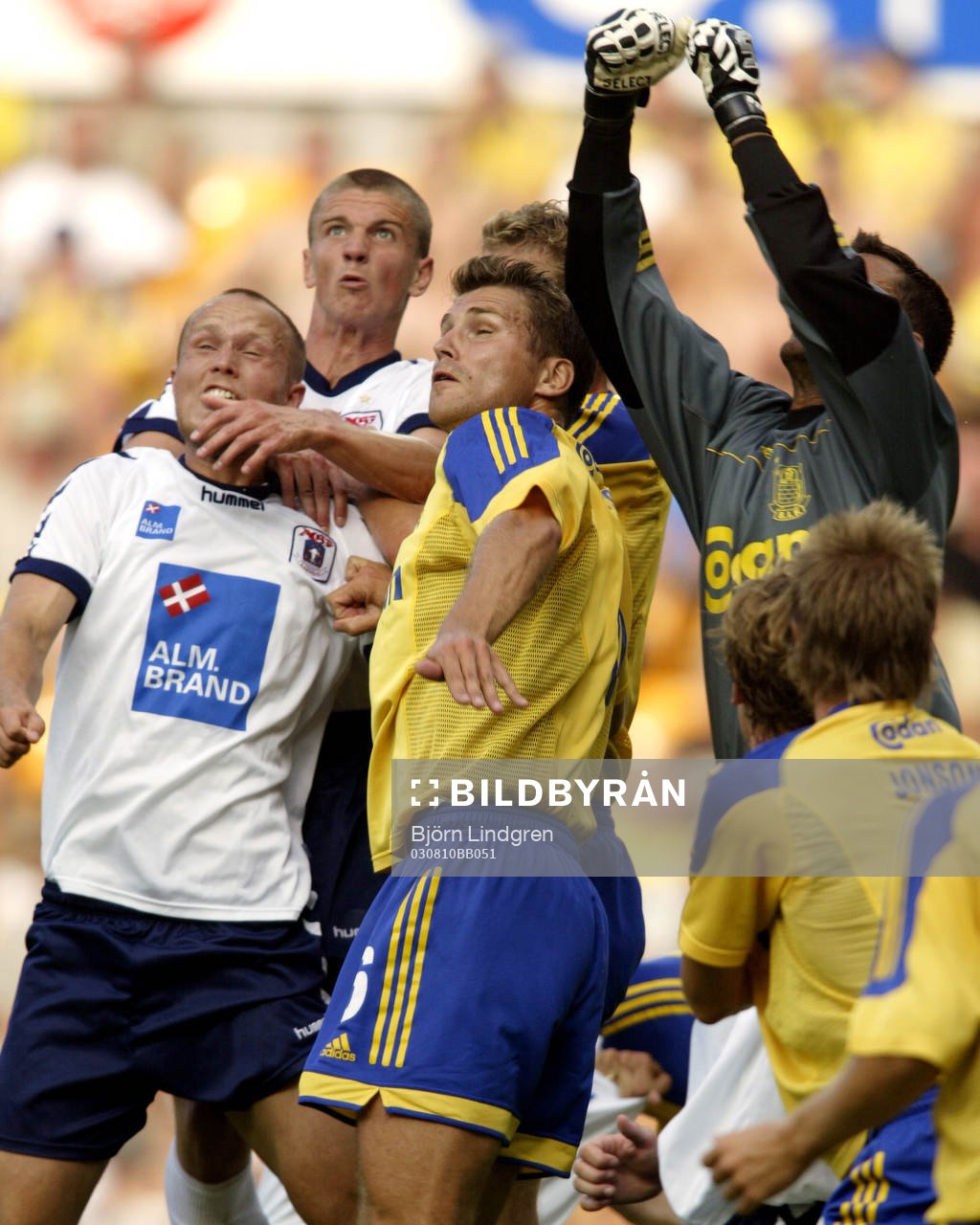  Höjd-duell vid hörna: Nicklas Carlsson, AGF och Andreas Jakobsson och Karim Zaza, målvakt, Bröndby