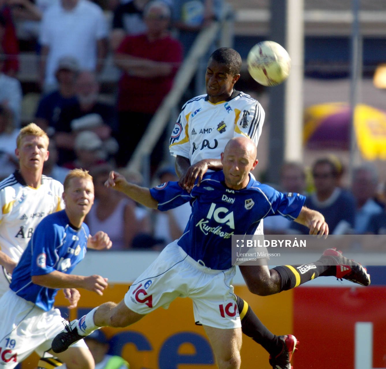 Benjamin Kibebe trycker ner Mattias Thylander