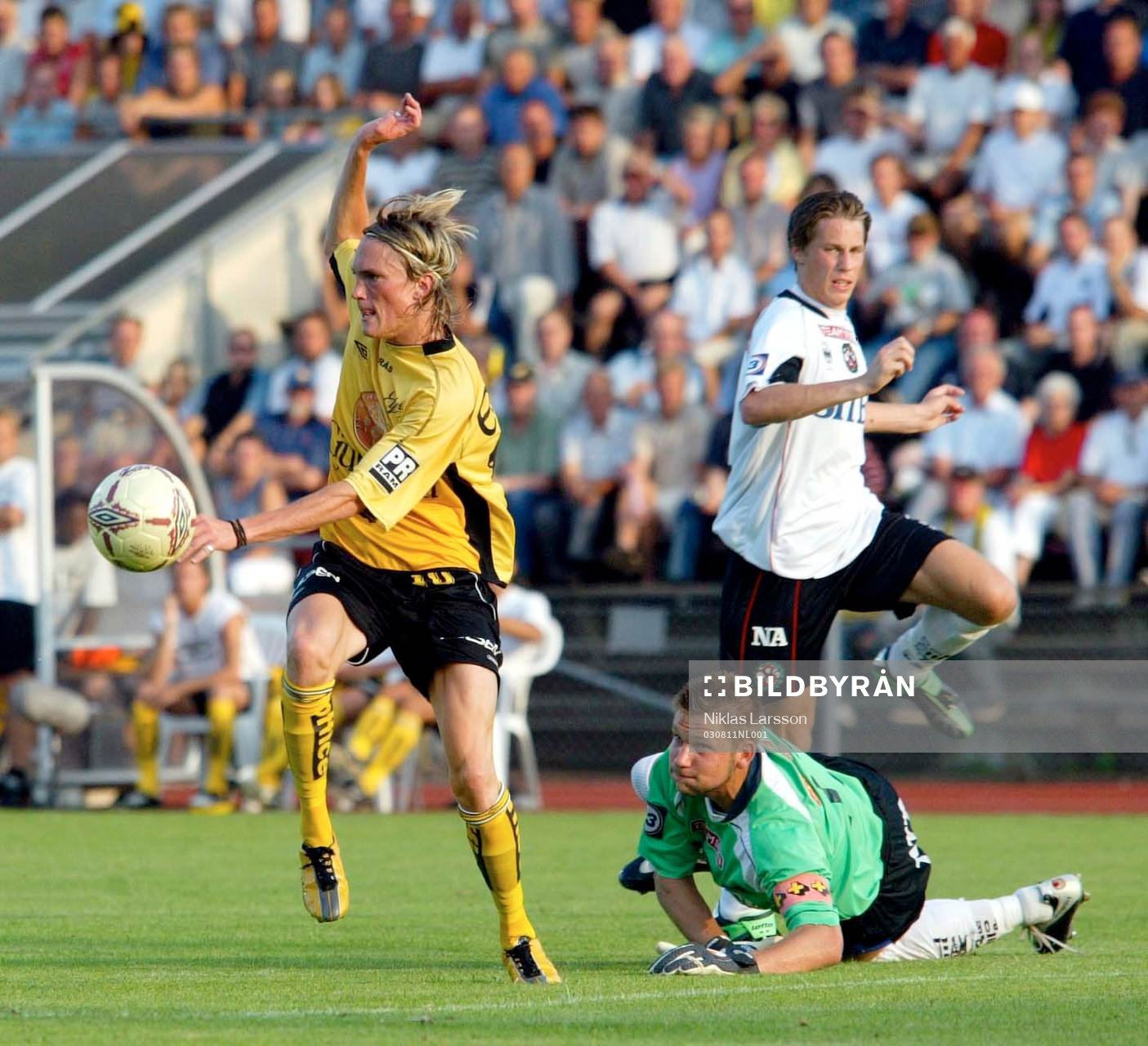Fotboll, Allsvenskan, Elfsborg - Örebro: Lasse Nilsson, Elfsborg lurar John Alvbåge, Örebro men lyckas i detta momentet att skjuta över i öppen kasse...