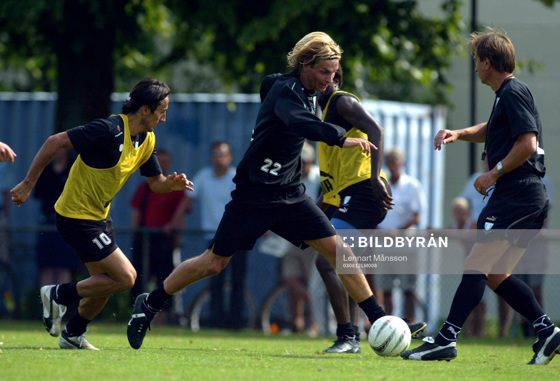 Tobias Grahn dribblar av Lovay Chanko, Peter Ijeh och Tom