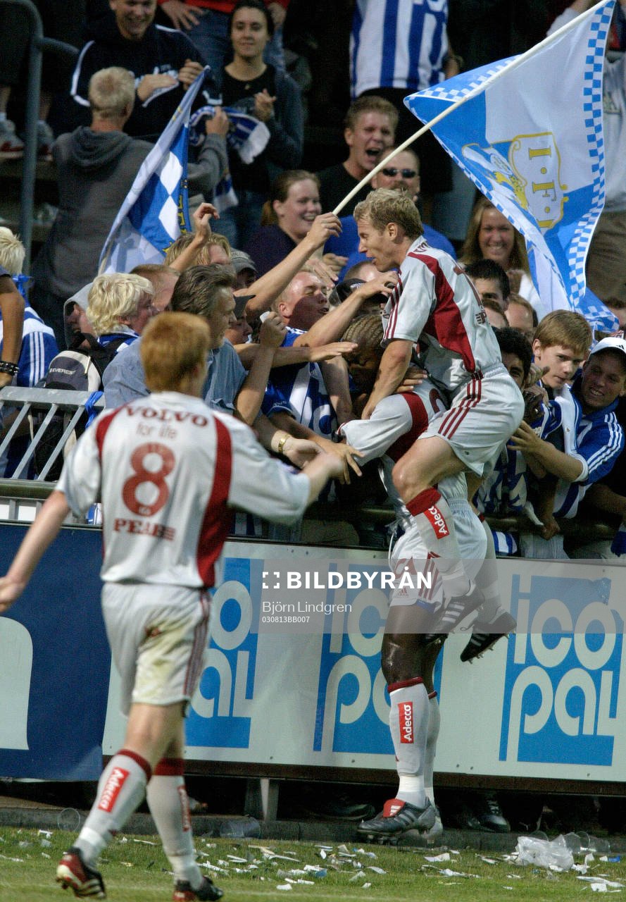 Fotboll, Allsvenskan, Helsingborg - Göteborg: Big Mama Mamadou Diallo, Göteborg, jublar med IFK-klacken och Jonas Henriksson efter 0-2-målet