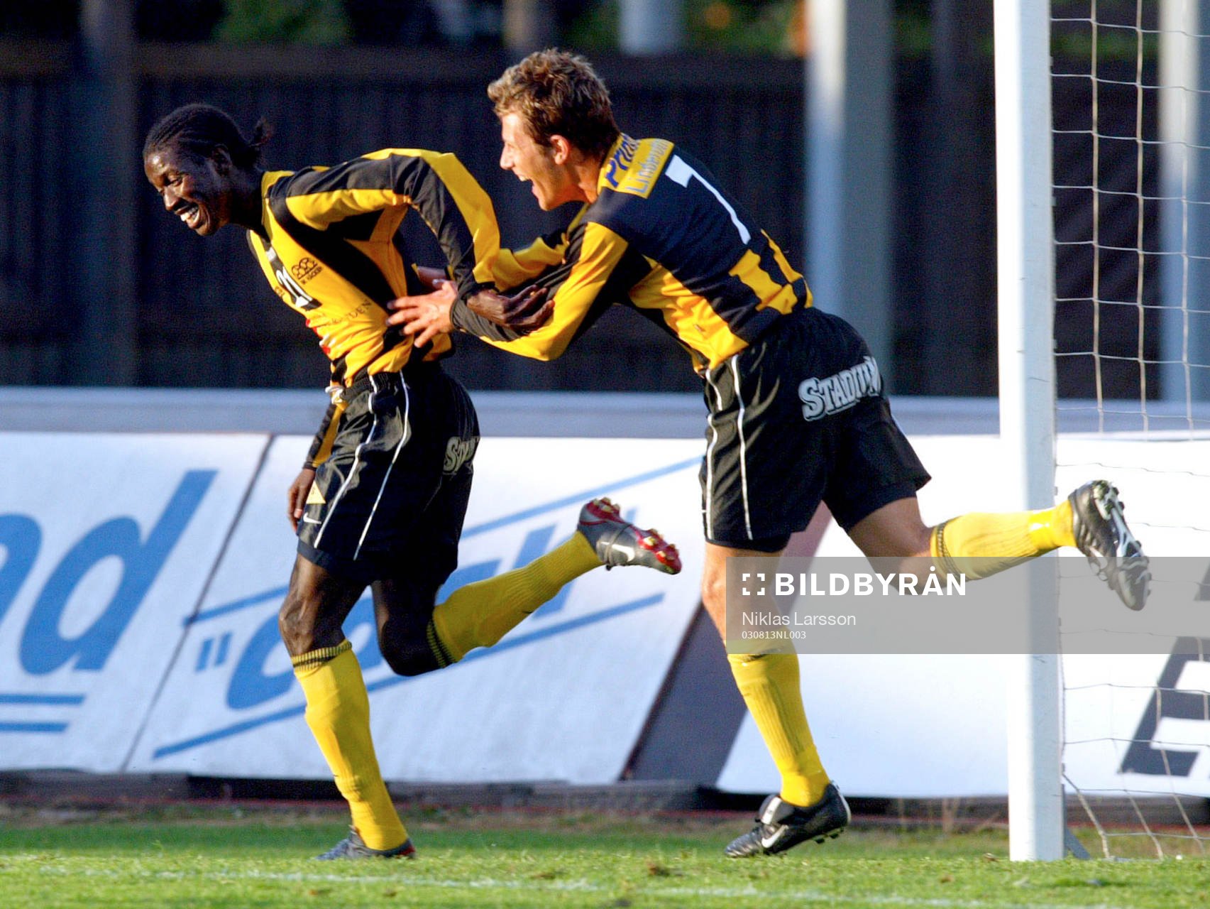 Tobias Hysén gratulerar Dioh Williams