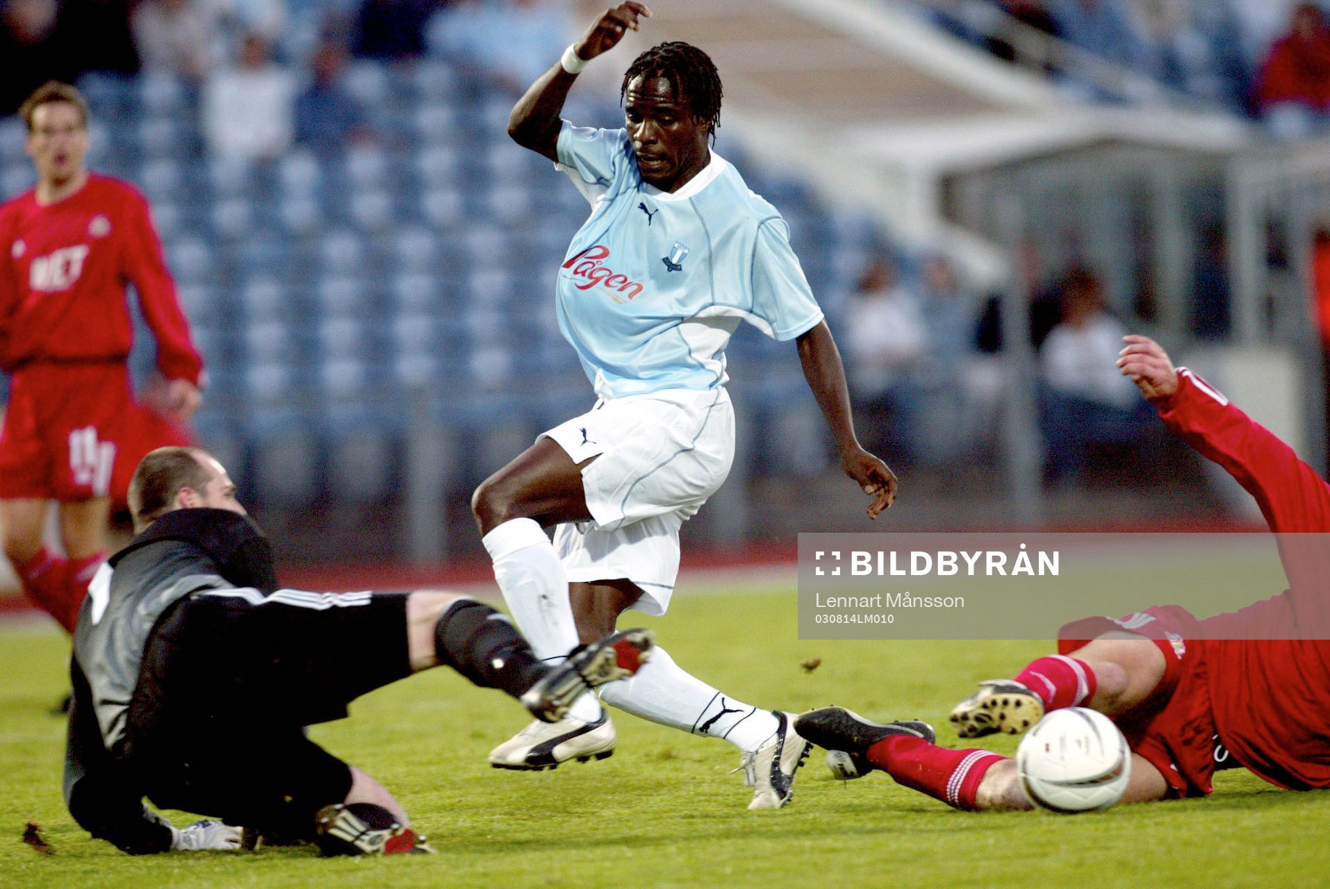 Peter Ijeh, Malmö och David Wells, Portadown, målvakt