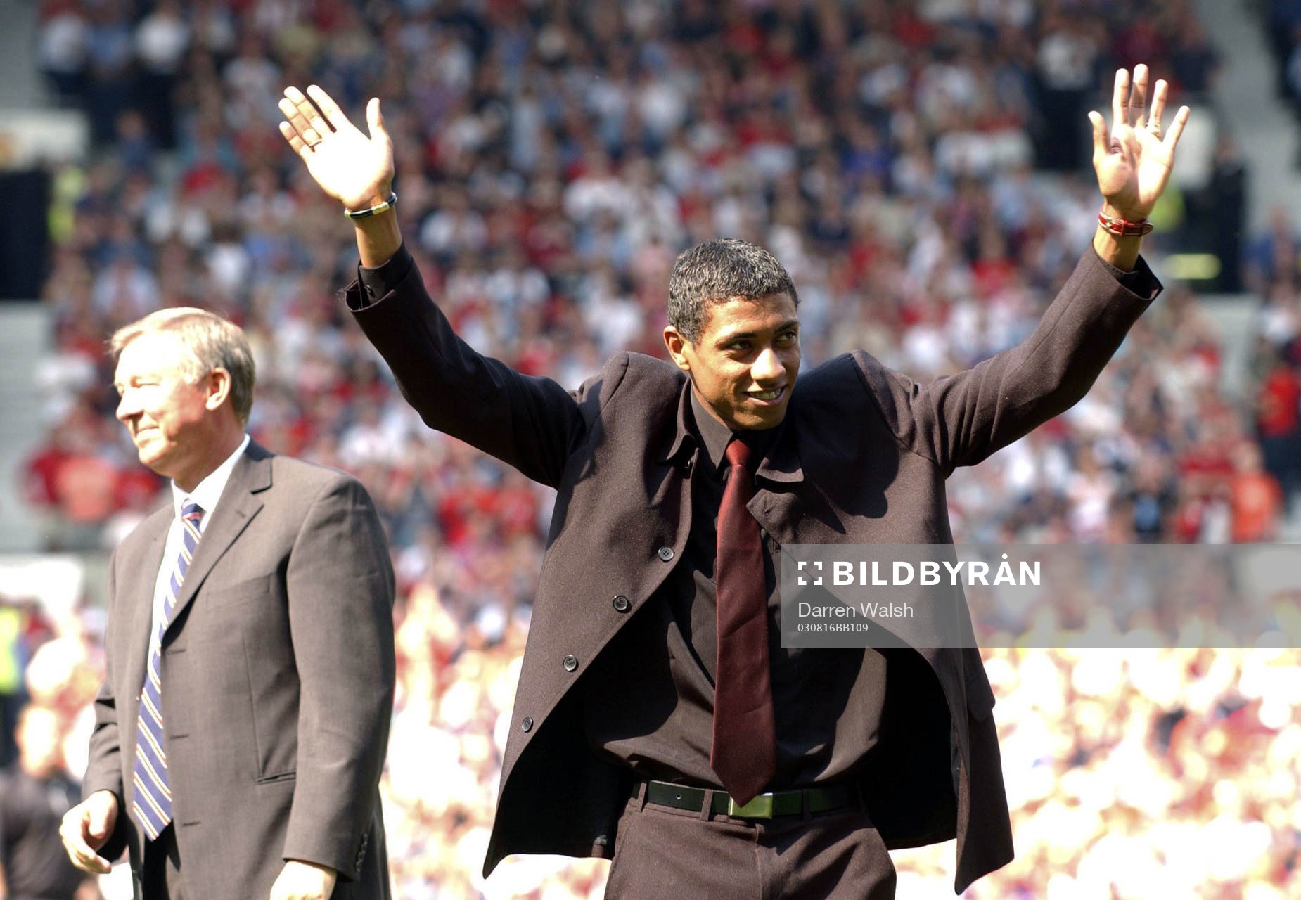   Manchester Uniteds Manager Sir Alex Ferguson  presenterar Kleberson för publiken