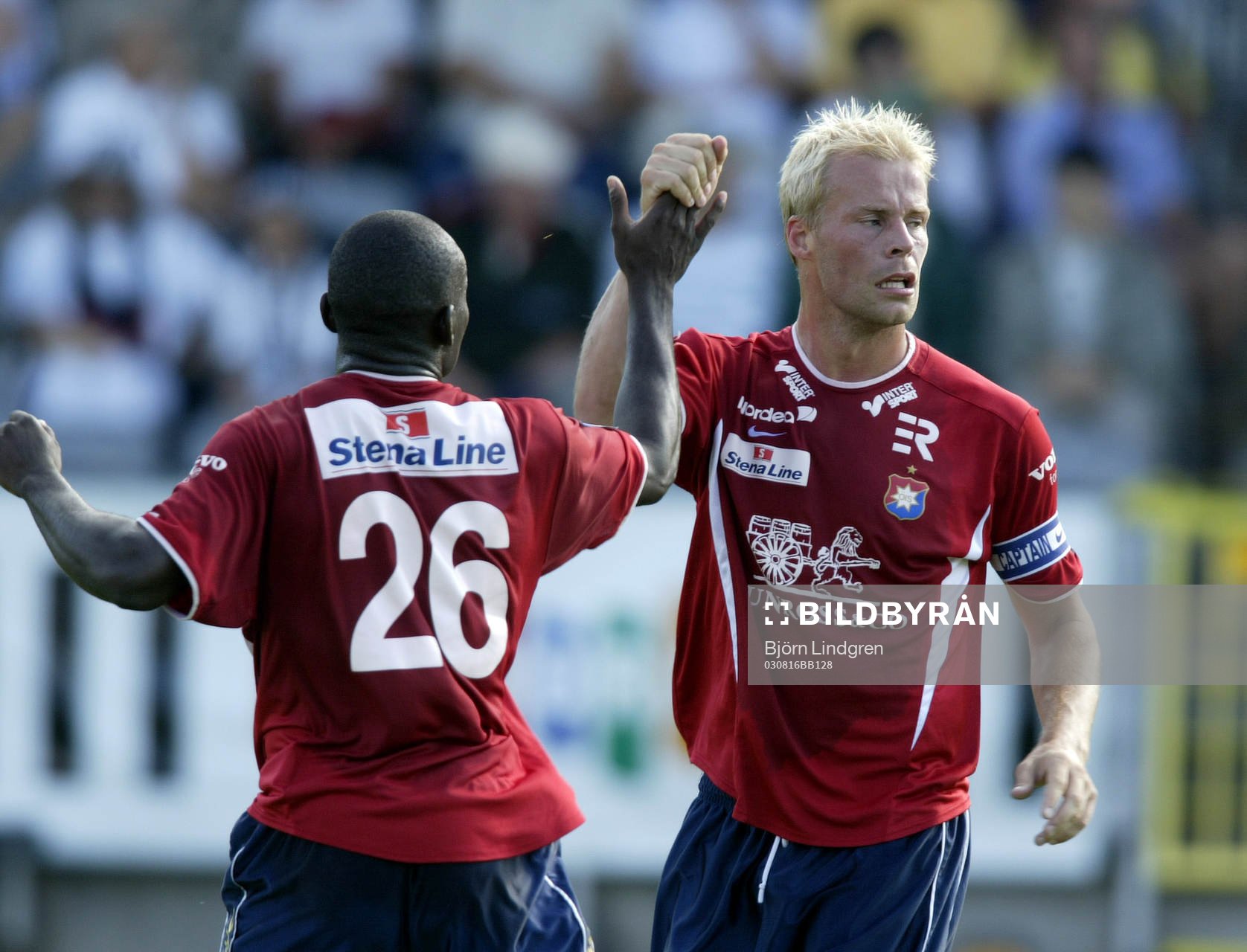 Edwin Piri gratulerar Johan Anegrund, Örgryte för