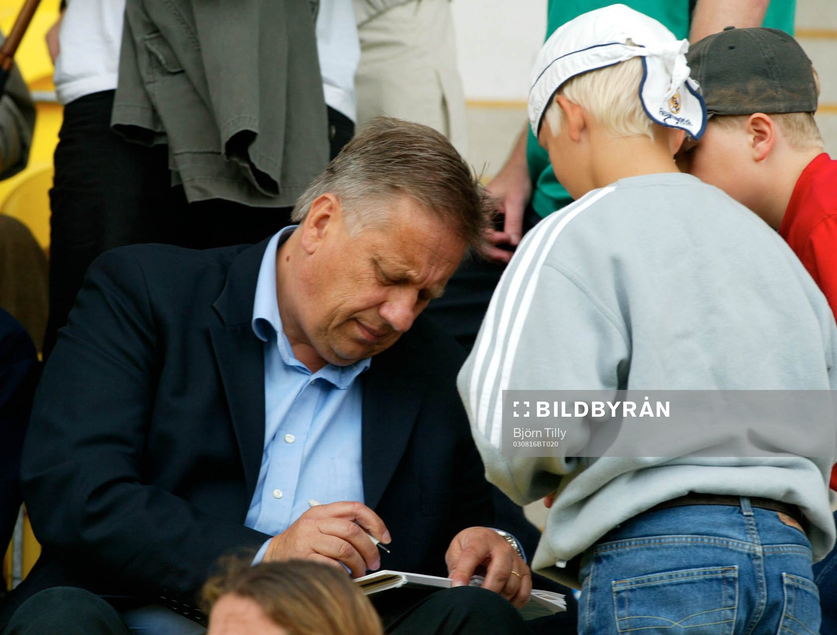 Förbundskapten Tommy Söderberg skriver autografer på