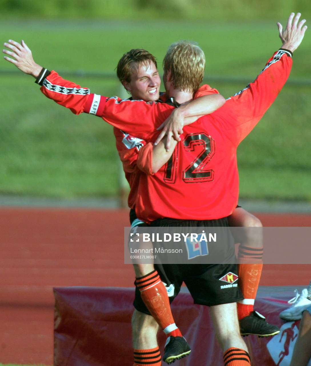 Daniel Nicklasson i Simon Sjöfors famn