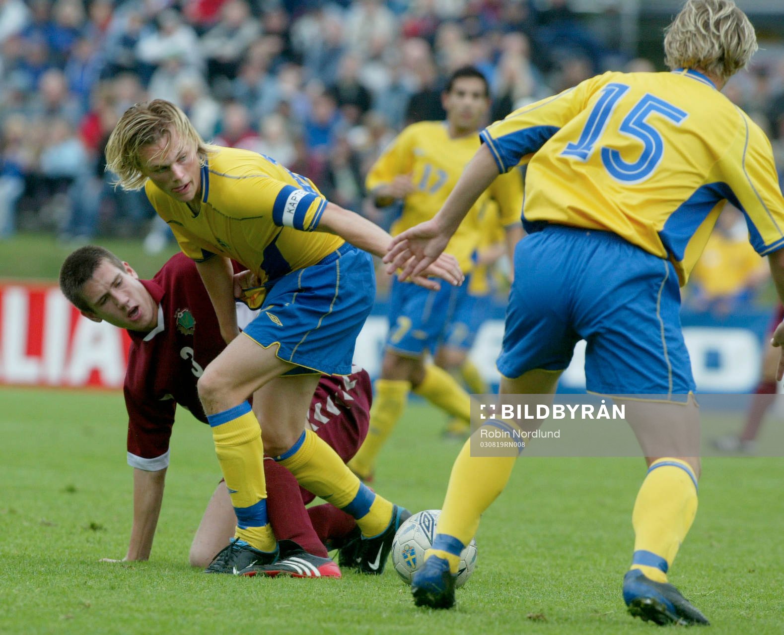  Sebastian Larsson, Sverige passar Fredrik Olsson