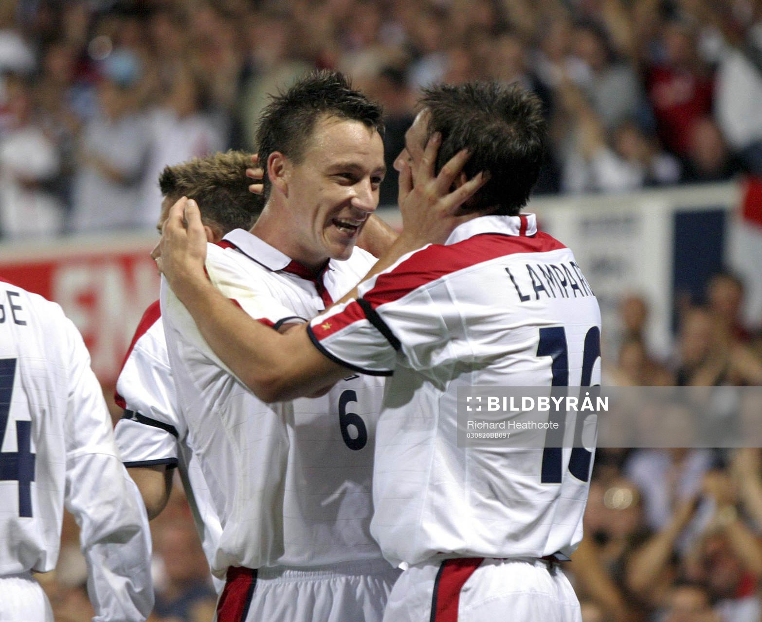 Frank Lampard gratuleras av John Terry