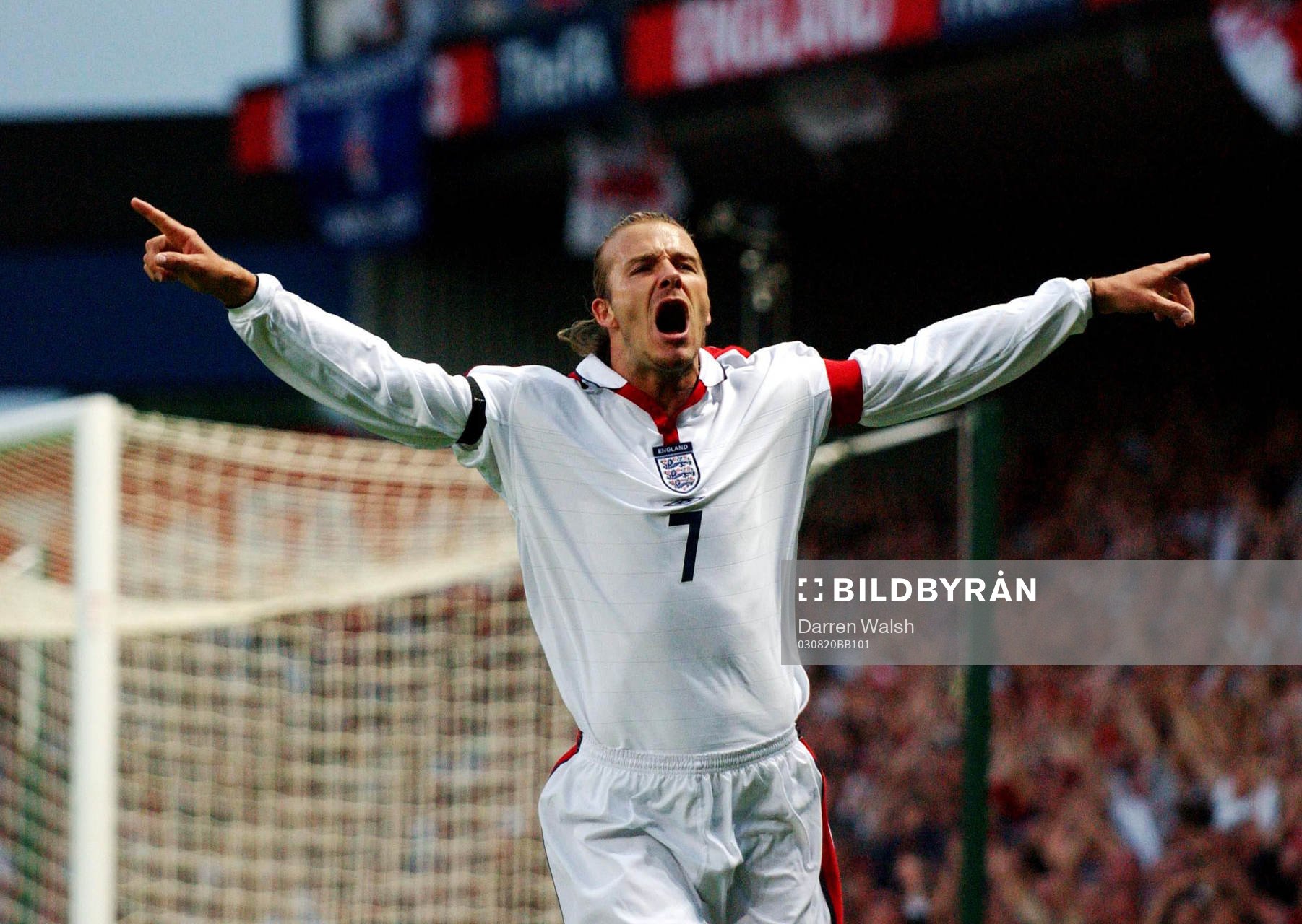  David Beckham, England jubel efter att ha slagit in en straff.