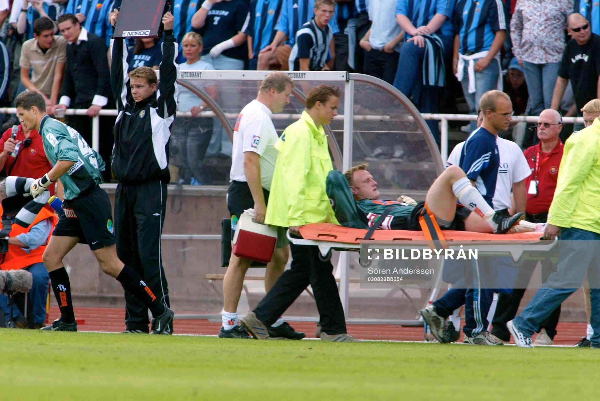 Målvakten Mats Svensson, Landskrona fick bäras ut på bår