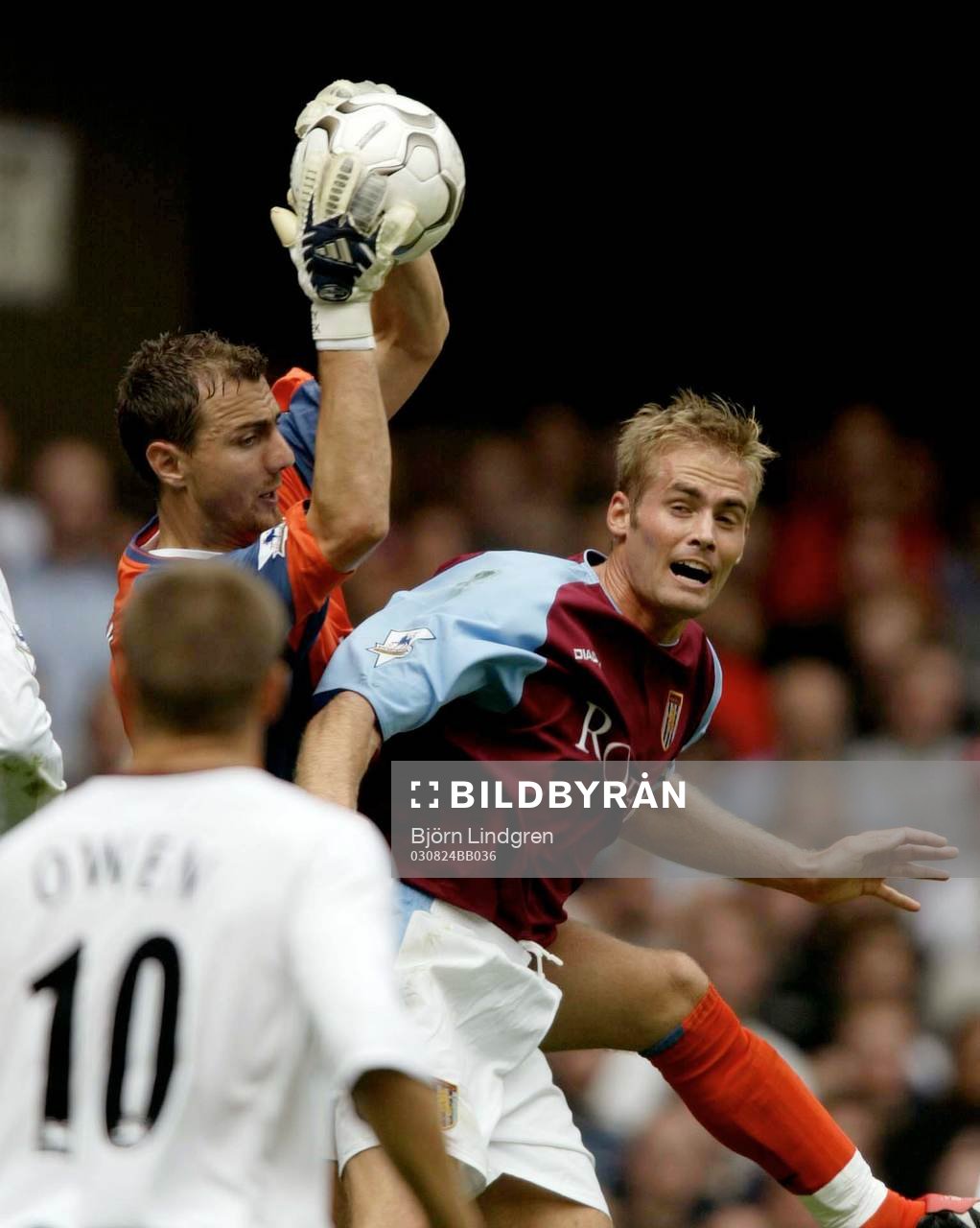  Olof Mellberg, Aston Villa är framme och oroar Jerzy Dudek, Liverpool vid en hörna