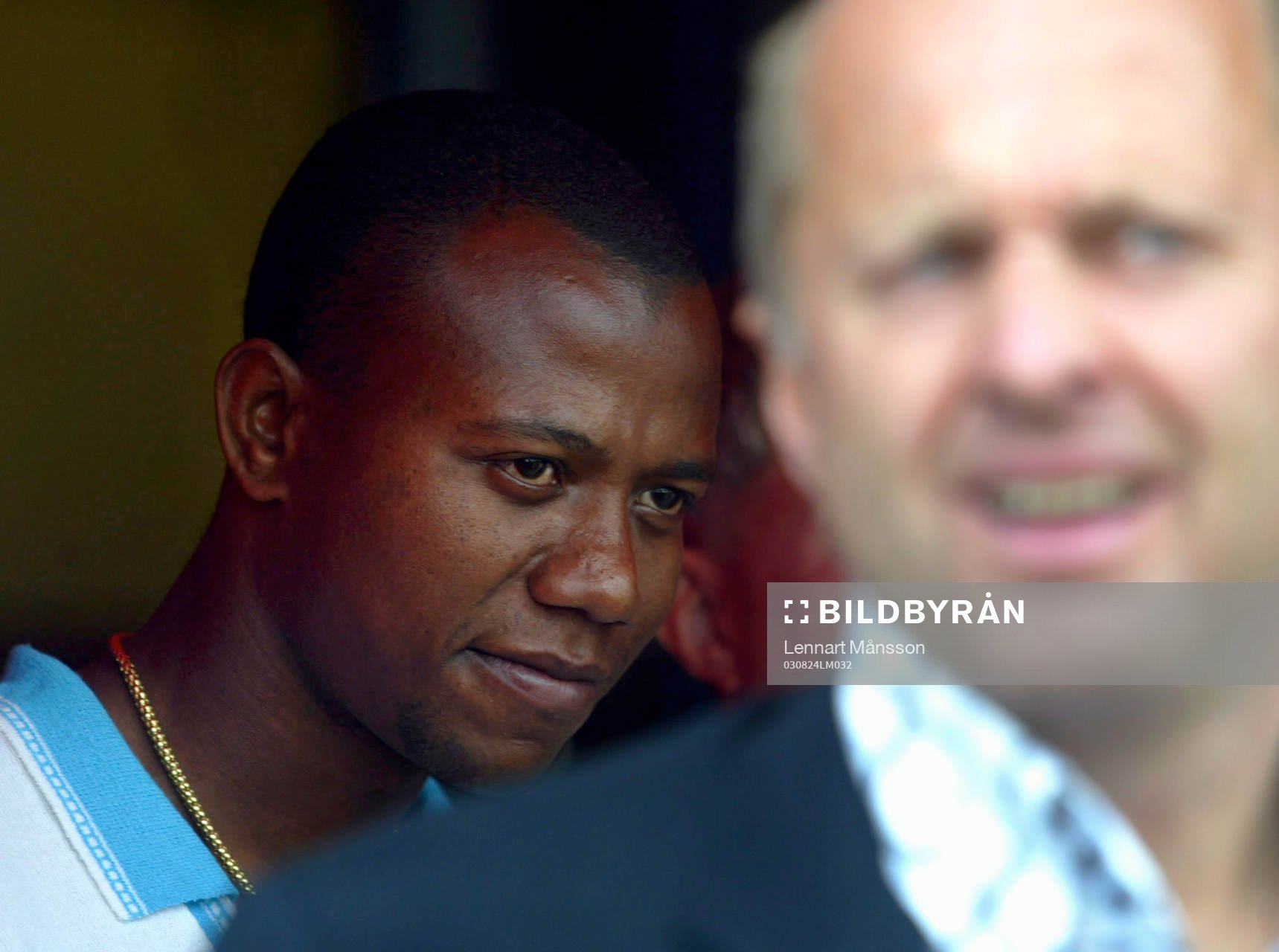 Nye brassen Claudinei Dutra Resende tittar fram bakom